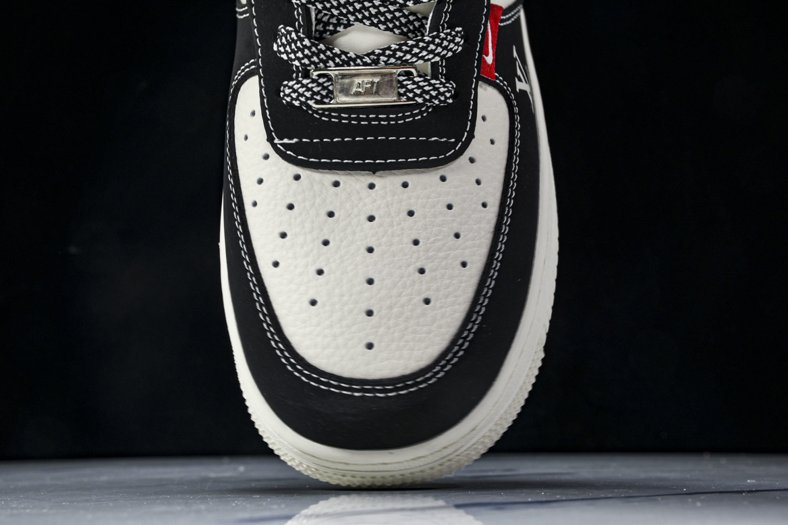 AF1 空军 尺码36-45

纯原出品-Air Force 1'07 Low LV联名 双拼黑红 空军