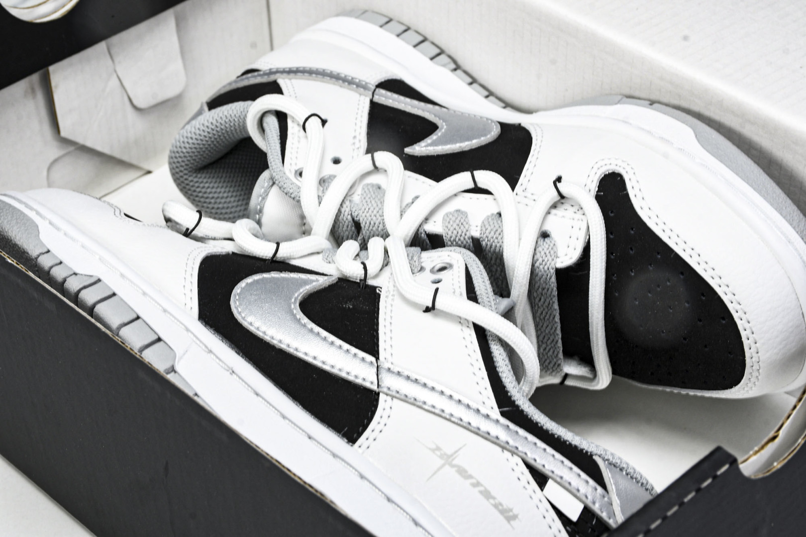 Dunk 尺码36-45

纯原出品-SB Dunk Low Just Do it 绑带黑银 周年高端定