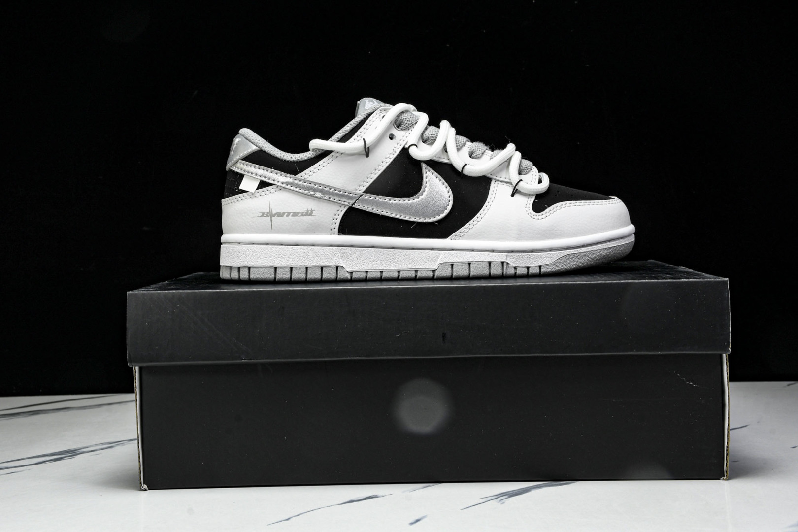 Dunk 尺码36-45

纯原出品-SB Dunk Low Just Do it 绑带黑银 周年高端定