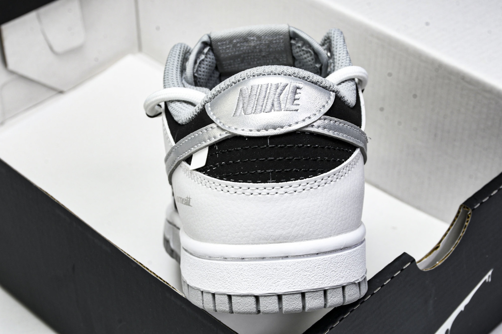 Dunk 尺码36-45

纯原出品-SB Dunk Low Just Do it 绑带黑银 周年高端定