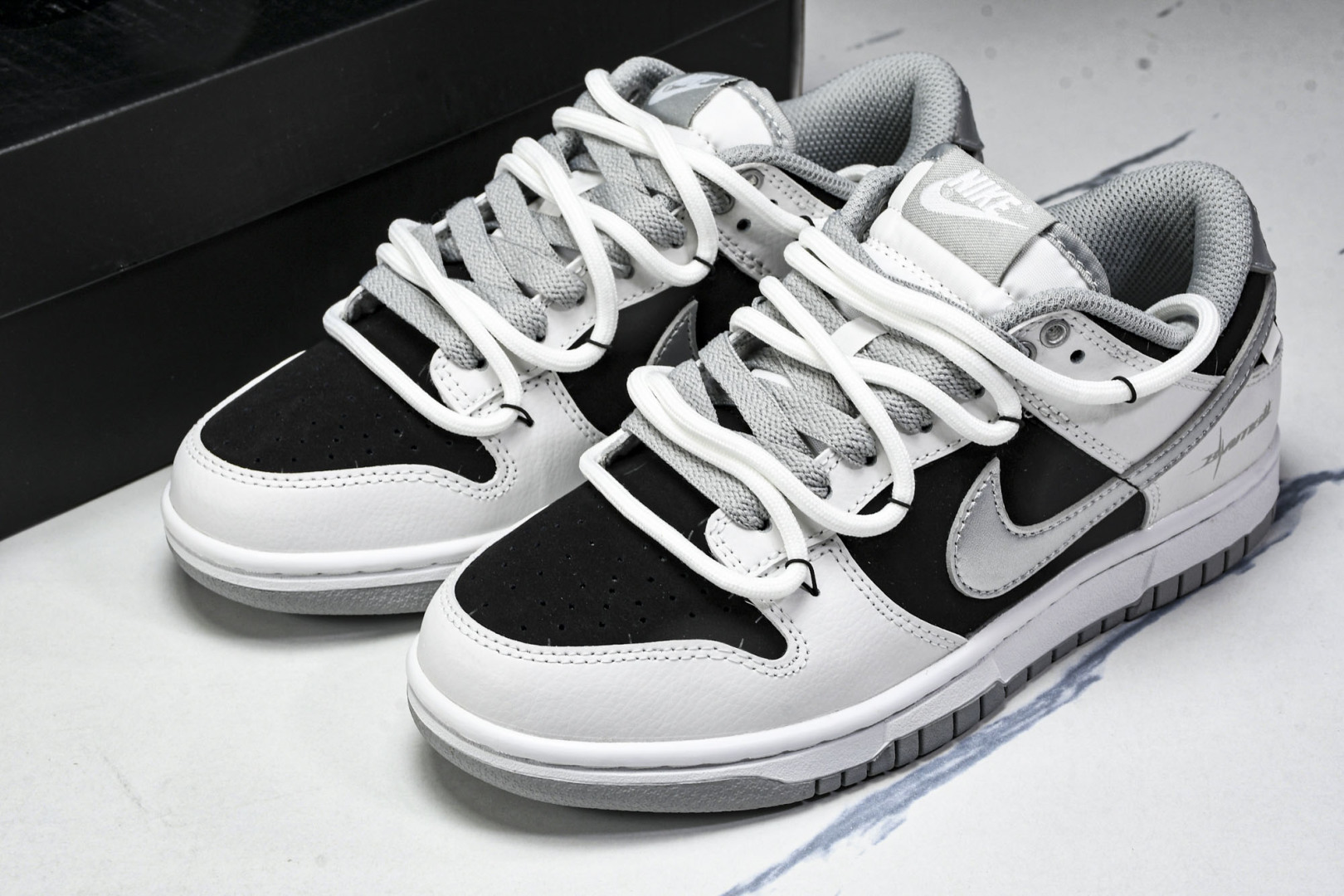 Dunk 尺码36-45

纯原出品-SB Dunk Low Just Do it 绑带黑银 周年高端定
