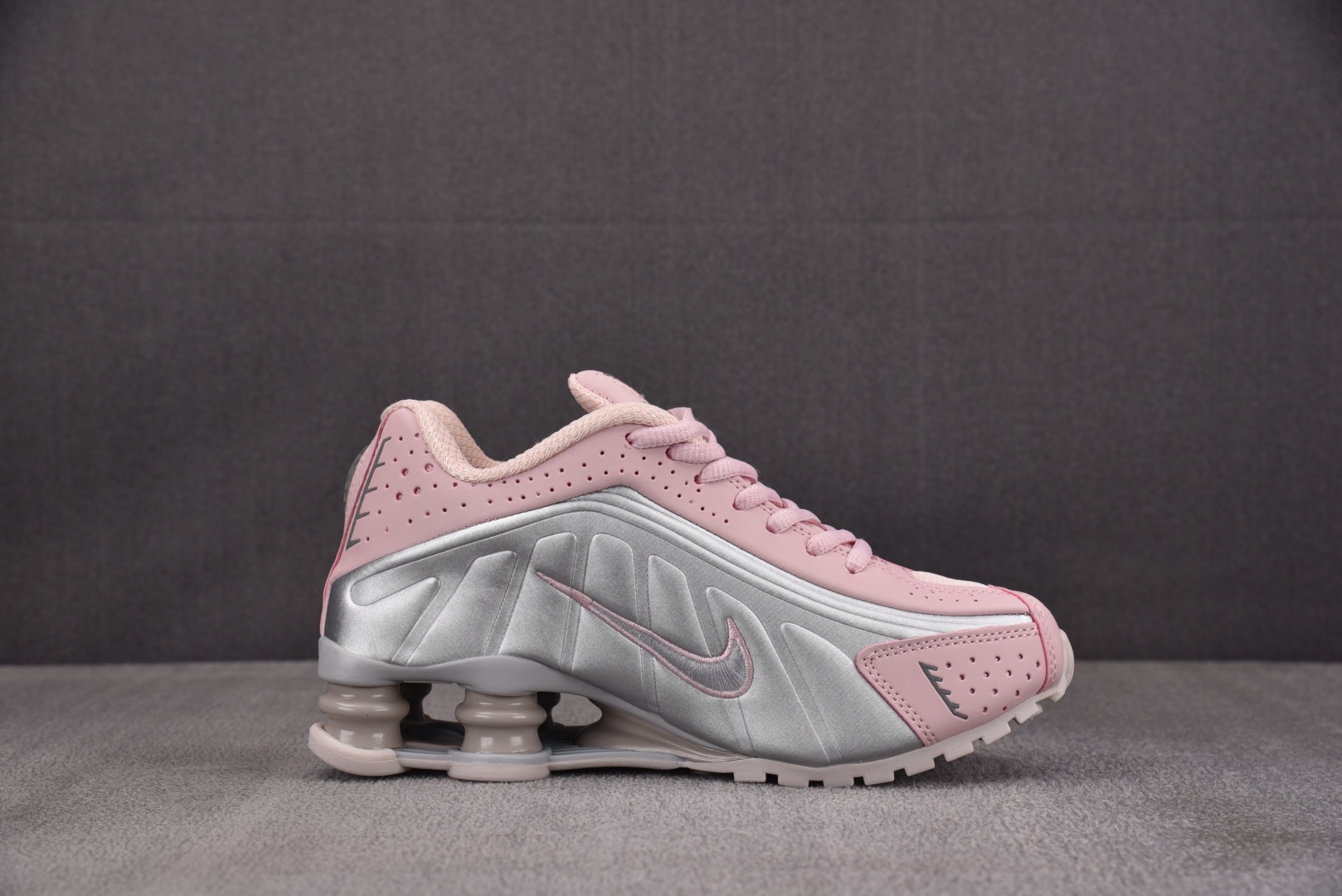Shox 尺码36-40

纯原版出品-NK Shox R4 Barely Rose Metallic 