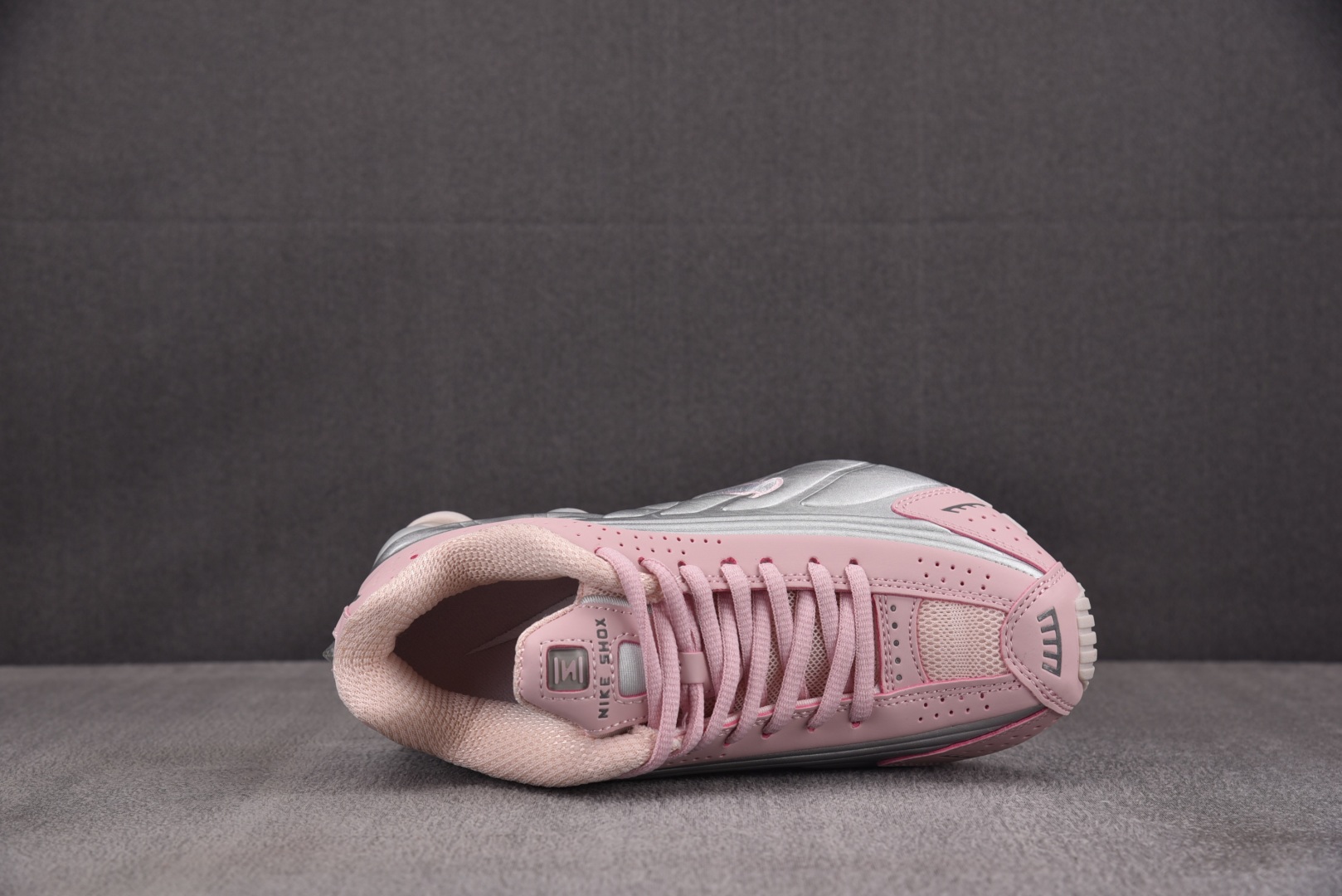 Shox 尺码36-40

纯原版出品-NK Shox R4 Barely Rose Metallic 
