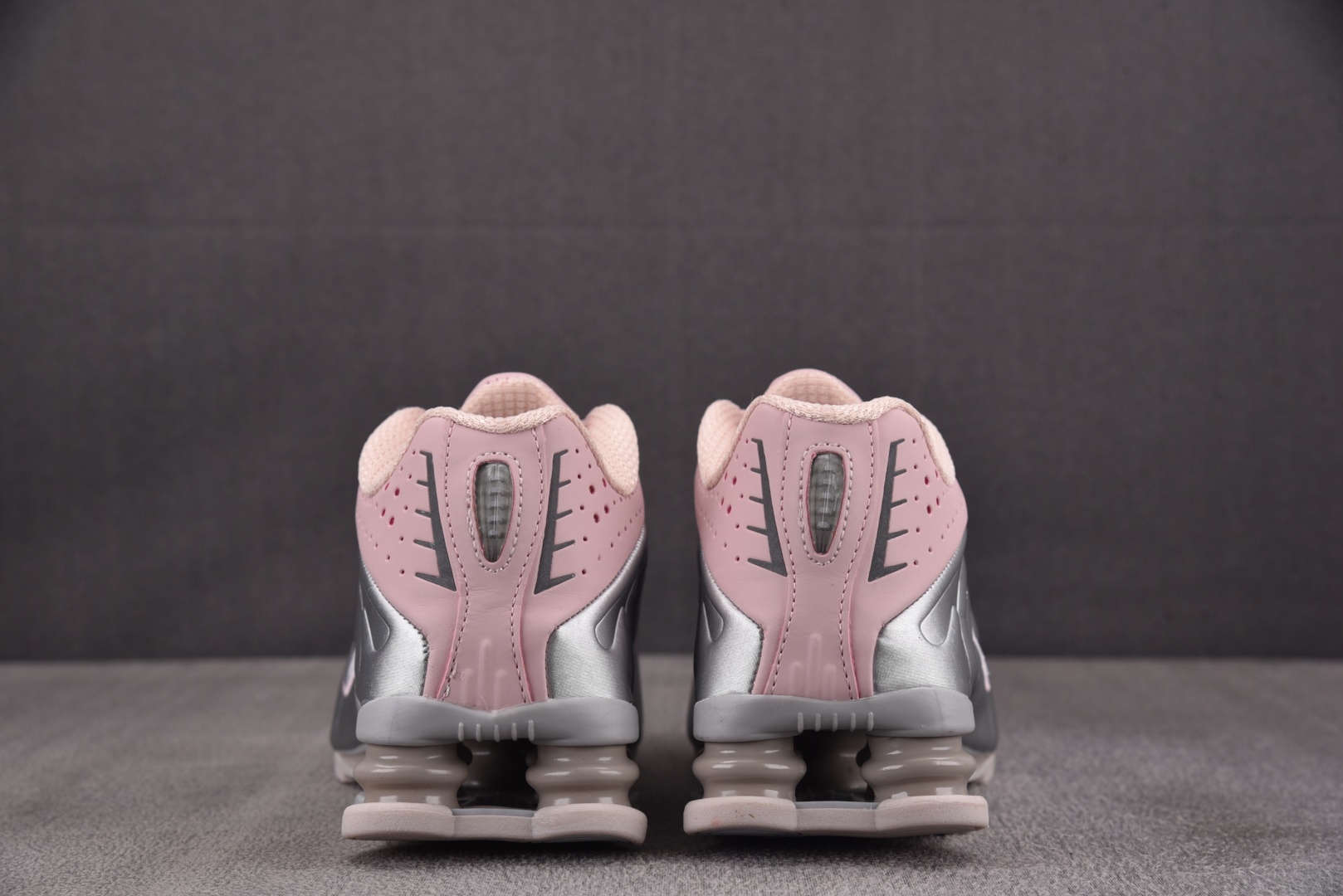 Shox 尺码36-40

纯原版出品-NK Shox R4 Barely Rose Metallic 