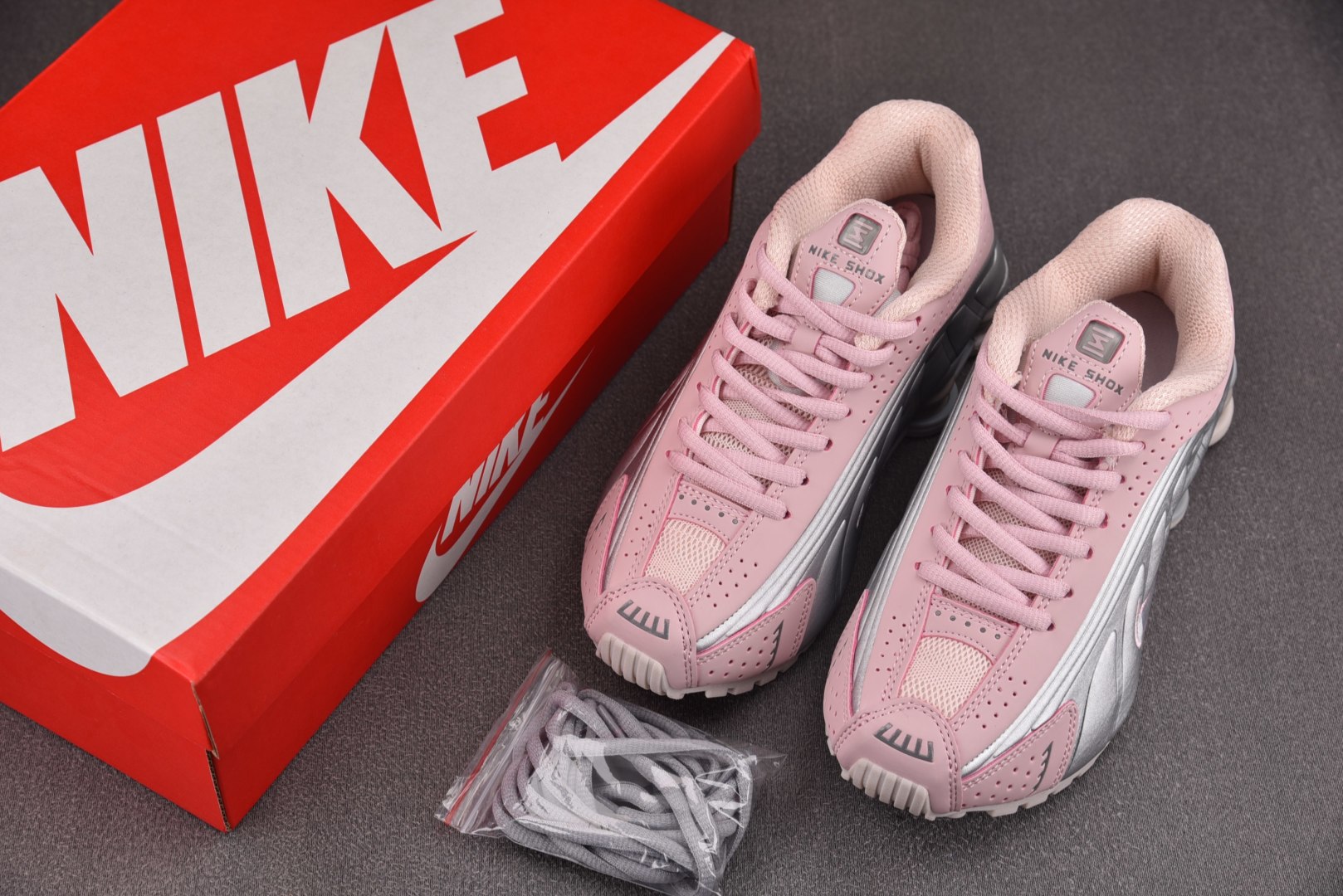 Shox 尺码36-40

纯原版出品-NK Shox R4 Barely Rose Metallic 