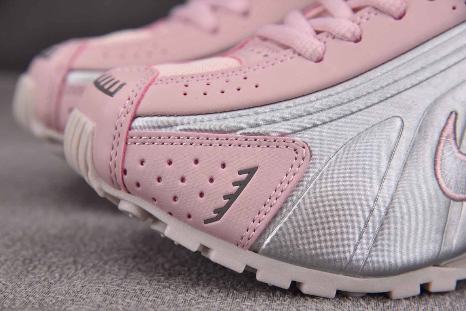 Shox 尺码36-40

纯原版出品-NK Shox R4 Barely Rose Metallic 