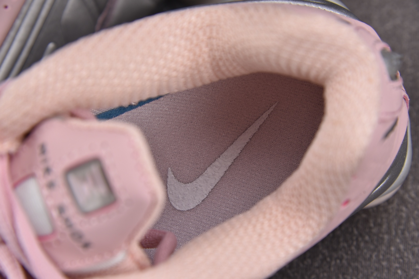 Shox 尺码36-40

纯原版出品-NK Shox R4 Barely Rose Metallic 