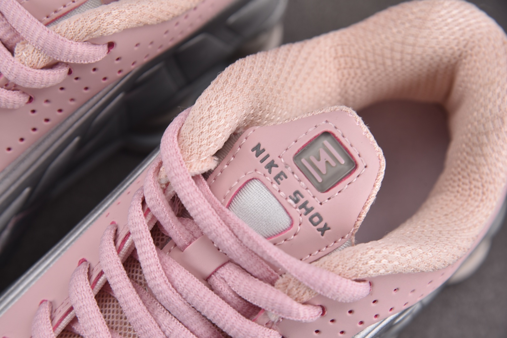 Shox 尺码36-40

纯原版出品-NK Shox R4 Barely Rose Metallic 