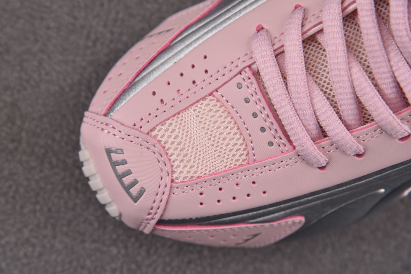 Shox 尺码36-40

纯原版出品-NK Shox R4 Barely Rose Metallic 