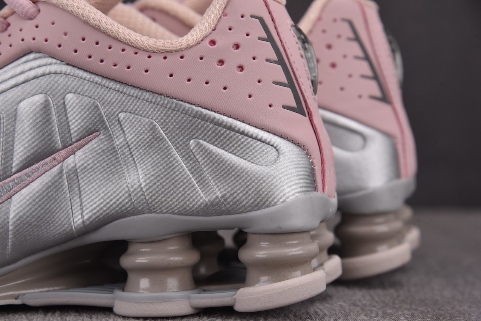 Shox 尺码36-40

纯原版出品-NK Shox R4 Barely Rose Metallic 