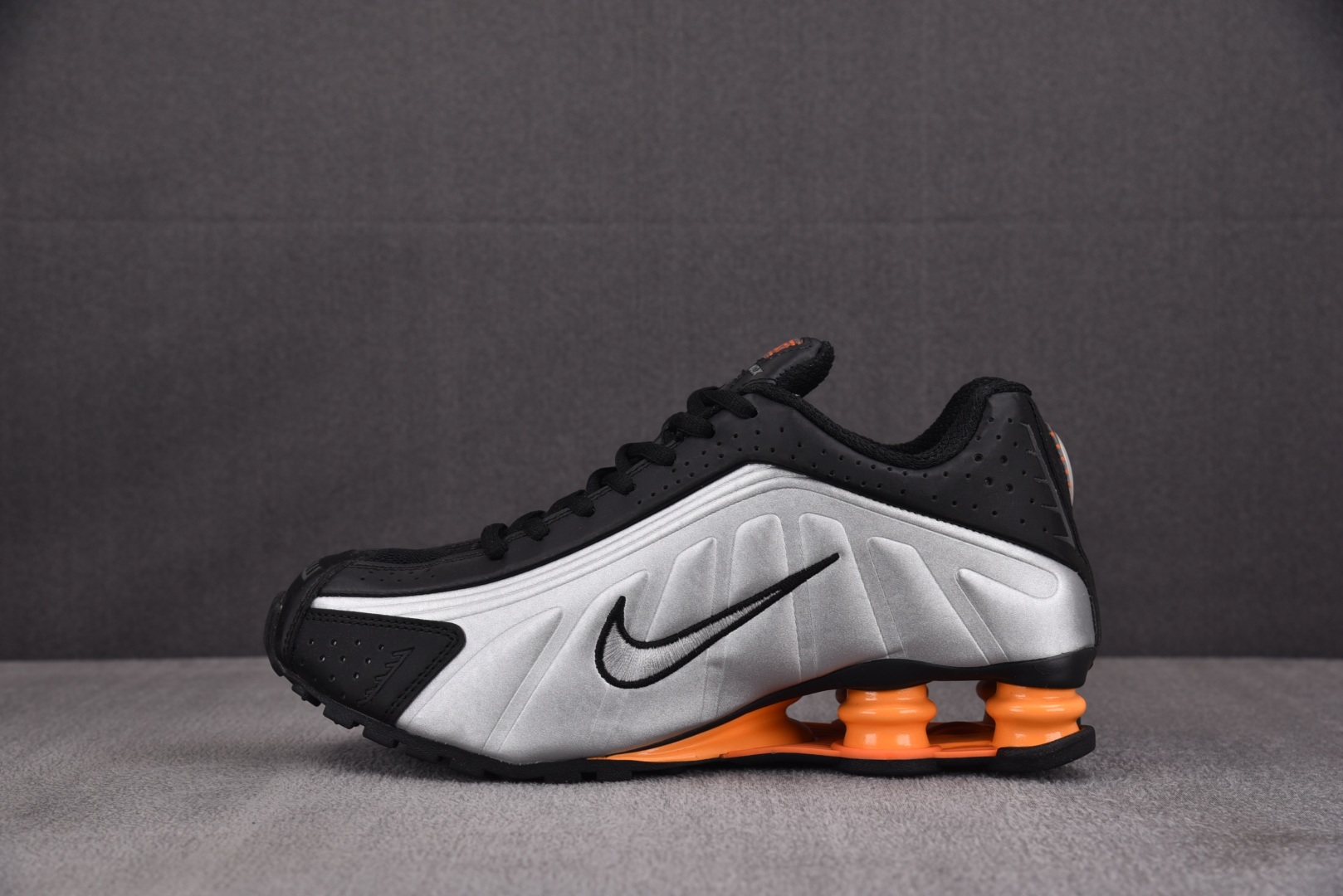 Shox 尺码36-45

纯原版出品-NK Shox R4 Bright Mandarin 银黑 HQ