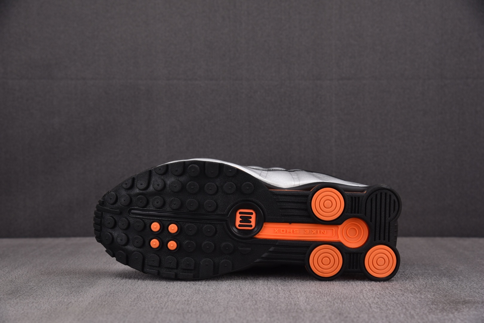 Shox 尺码36-45

纯原版出品-NK Shox R4 Bright Mandarin 银黑 HQ