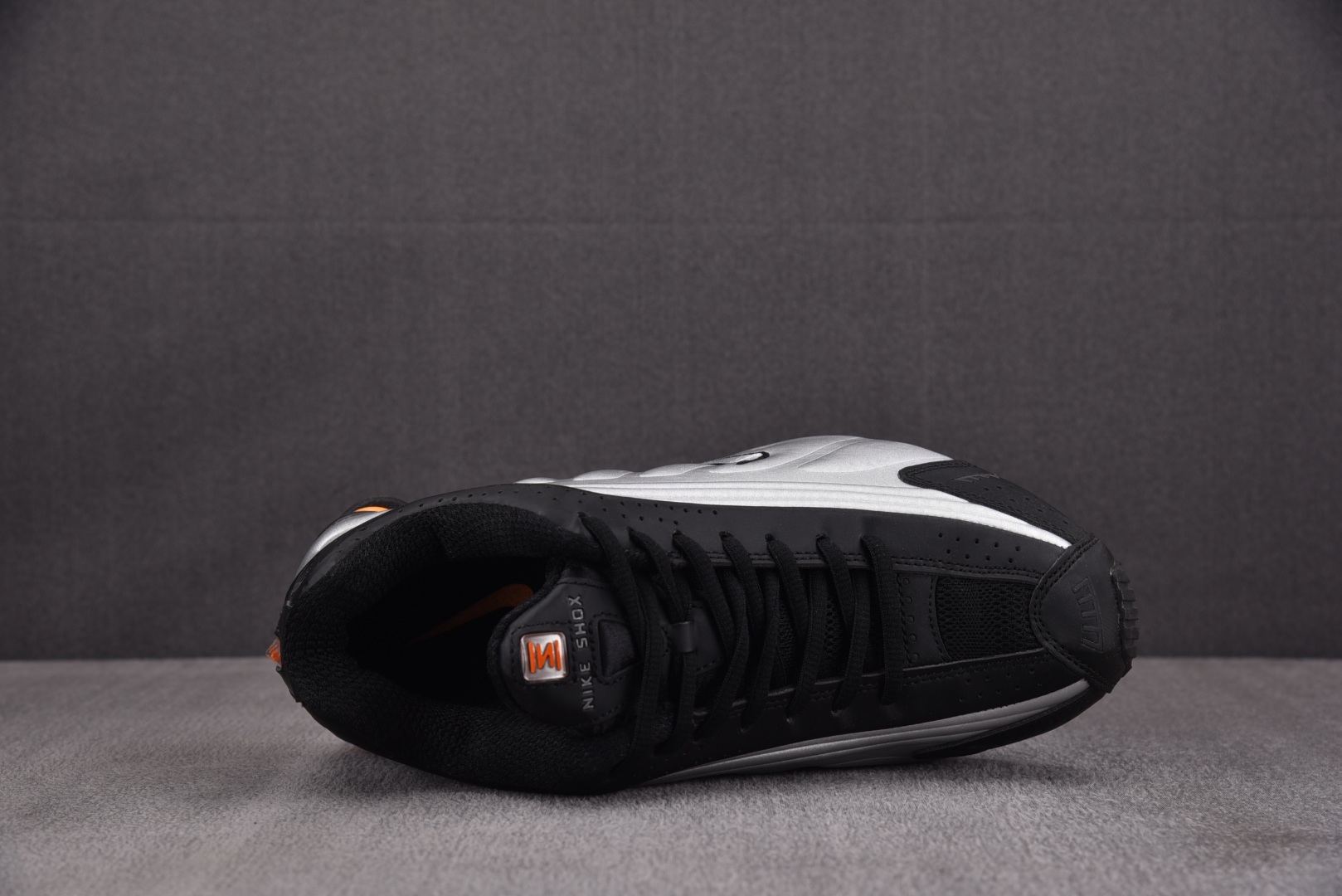 Shox 尺码36-45

纯原版出品-NK Shox R4 Bright Mandarin 银黑 HQ