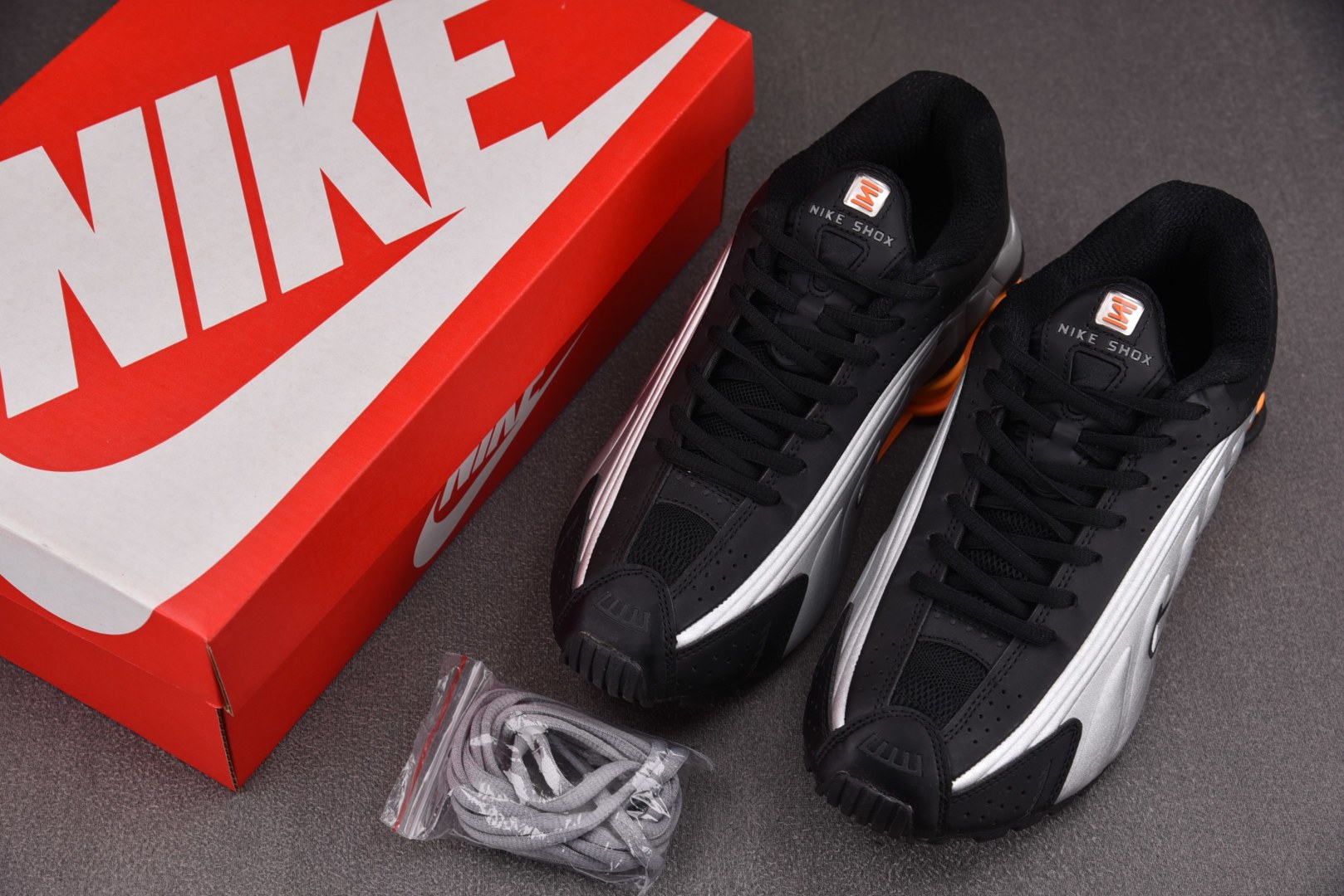 Shox 尺码36-45

纯原版出品-NK Shox R4 Bright Mandarin 银黑 HQ