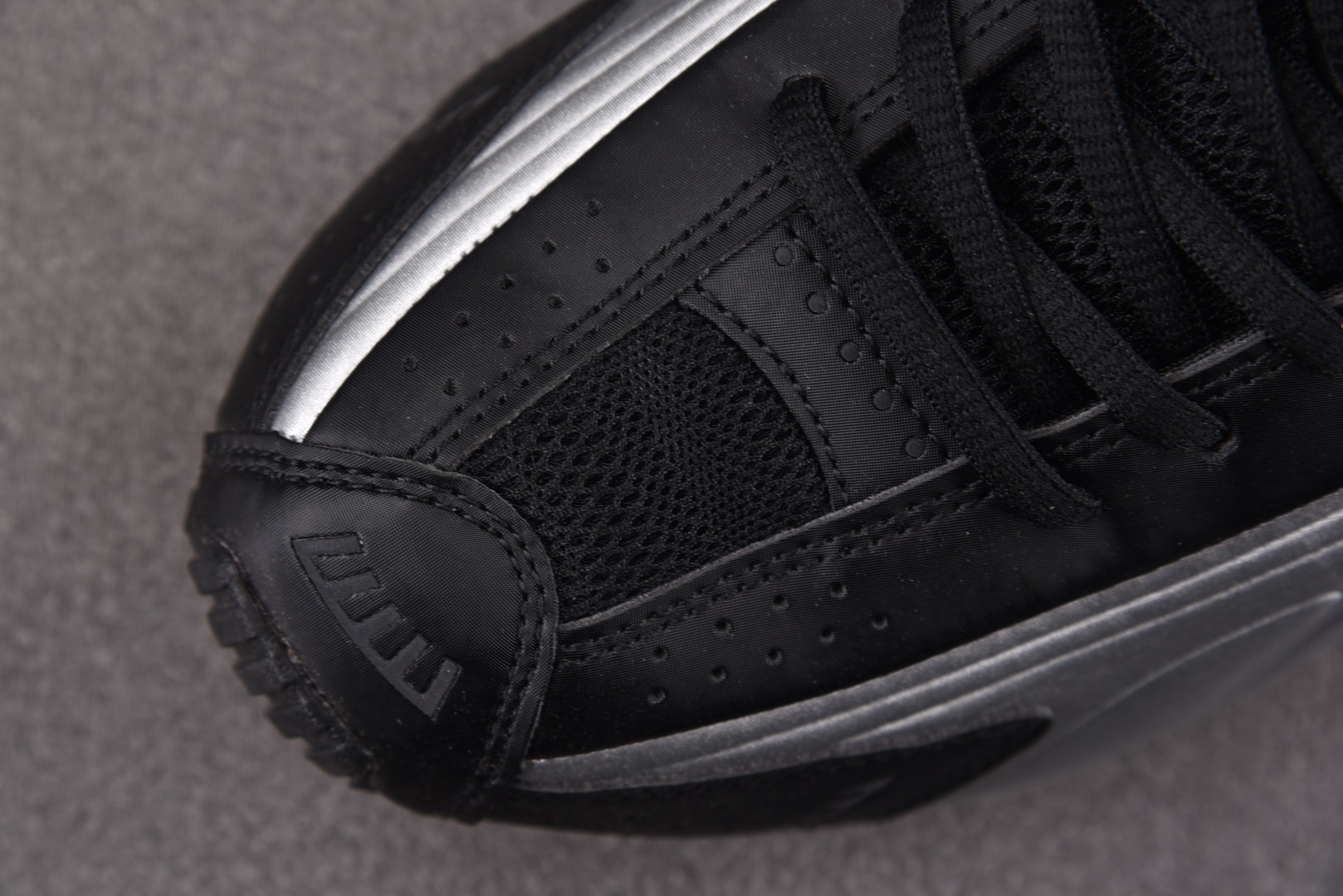 Shox 尺码36-45

纯原版出品-NK Shox R4 Bright Mandarin 银黑 HQ
