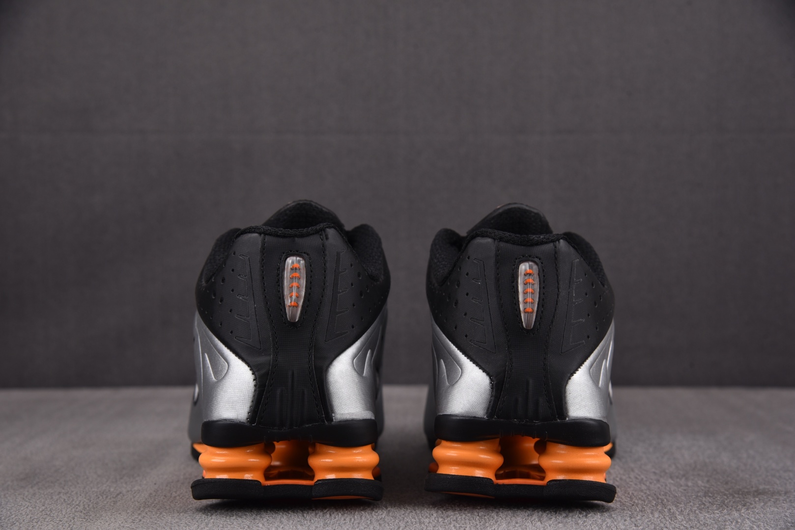 Shox 尺码36-45

纯原版出品-NK Shox R4 Bright Mandarin 银黑 HQ