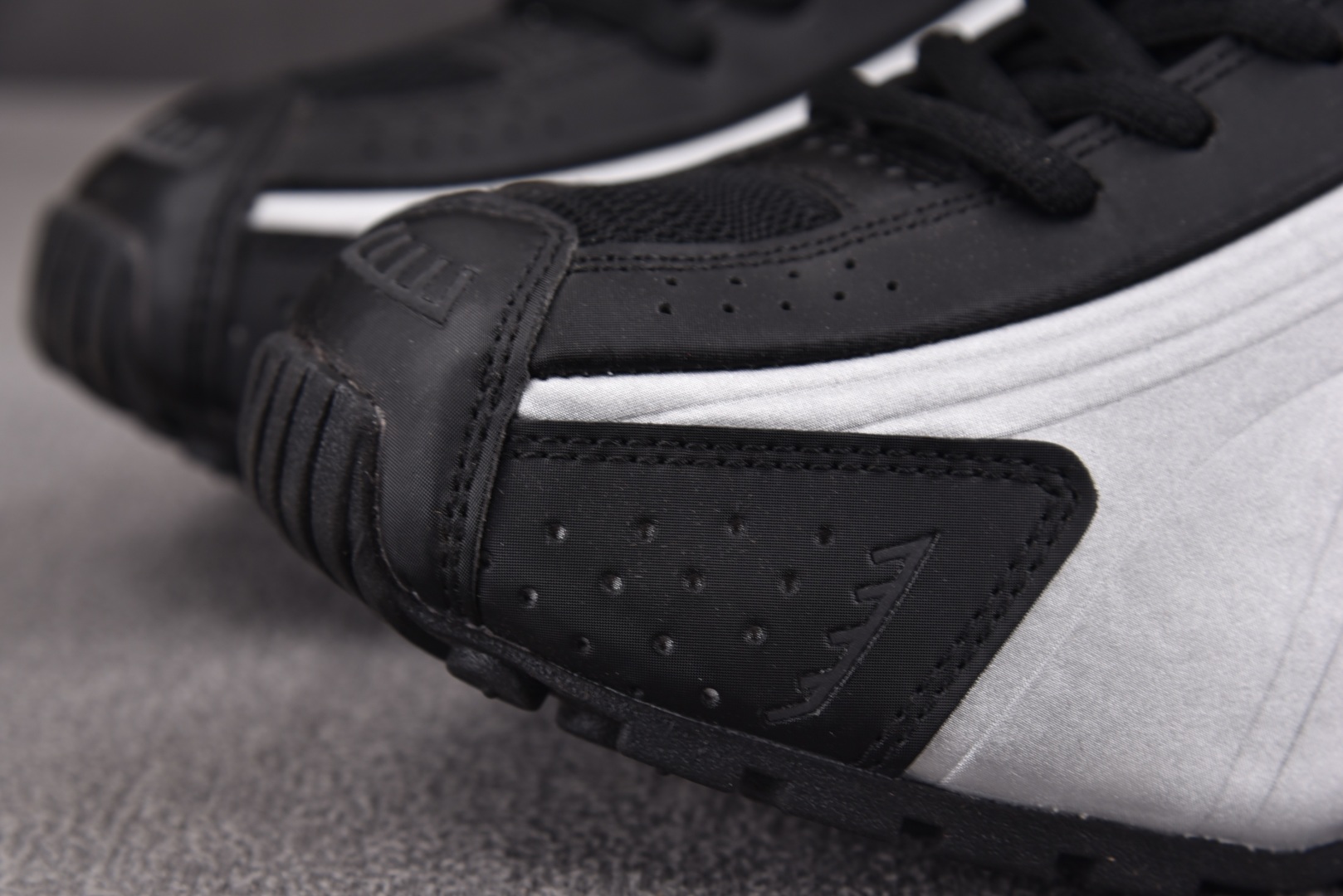 Shox 尺码36-45

纯原版出品-NK Shox R4 Bright Mandarin 银黑 HQ