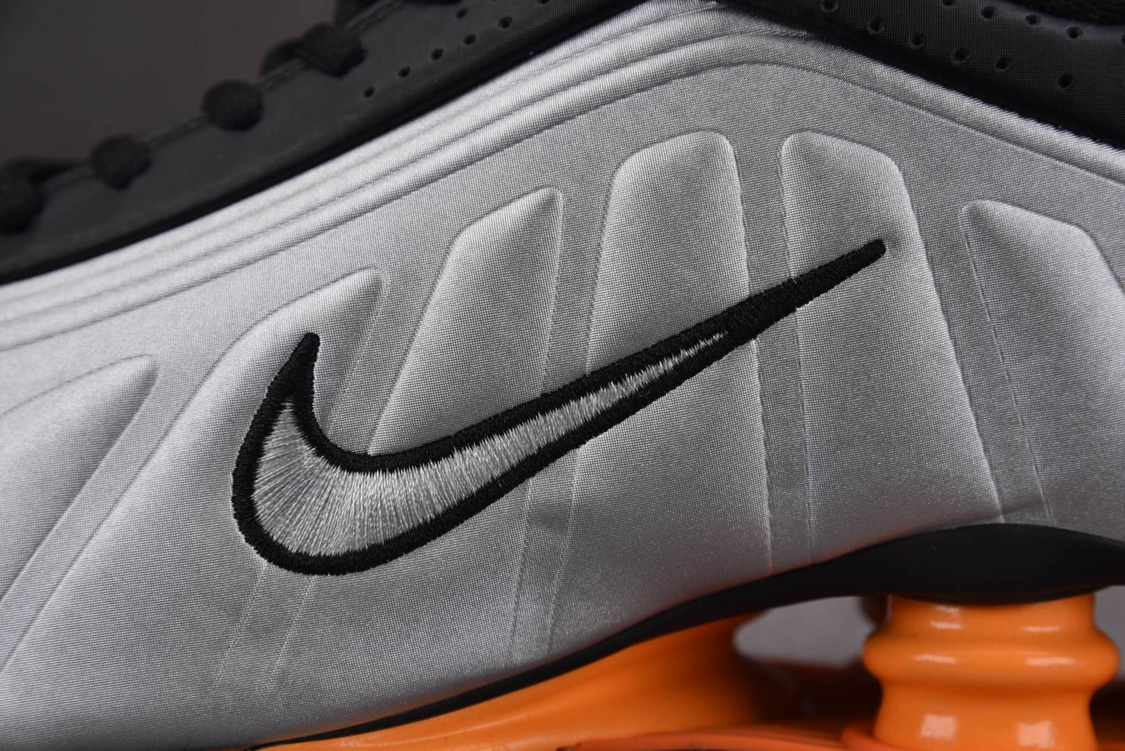 Shox 尺码36-45

纯原版出品-NK Shox R4 Bright Mandarin 银黑 HQ