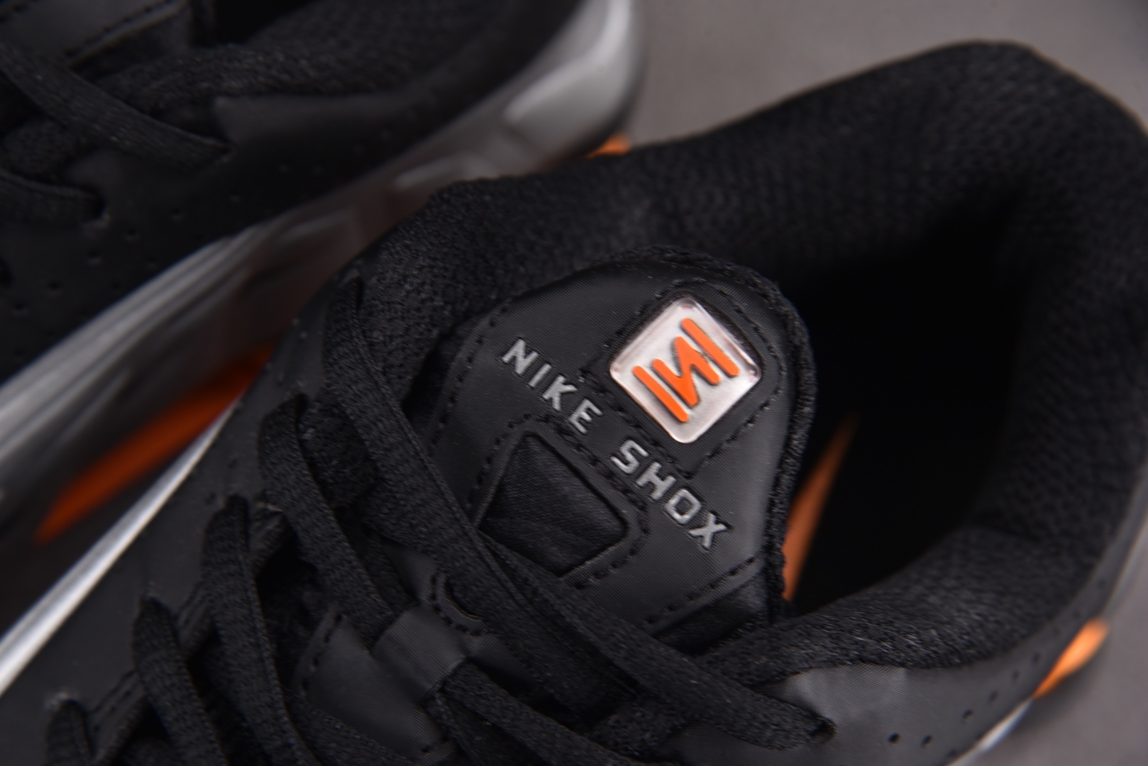 Shox 尺码36-45

纯原版出品-NK Shox R4 Bright Mandarin 银黑 HQ