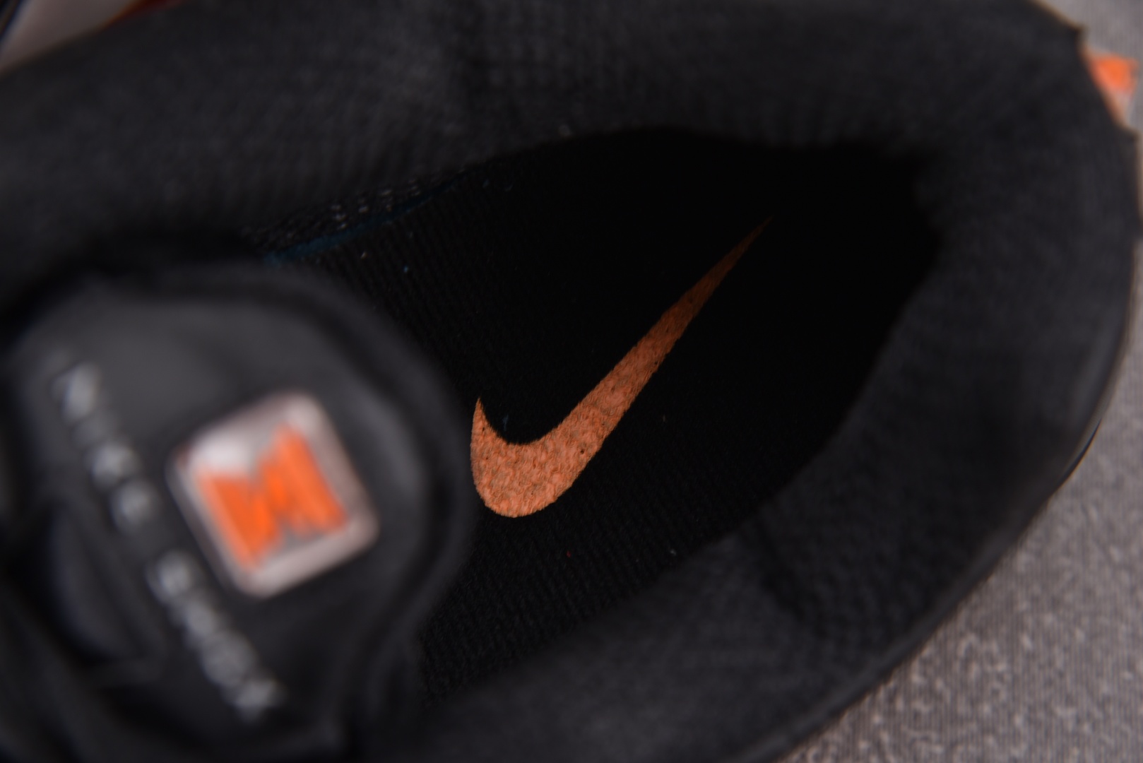 Shox 尺码36-45

纯原版出品-NK Shox R4 Bright Mandarin 银黑 HQ