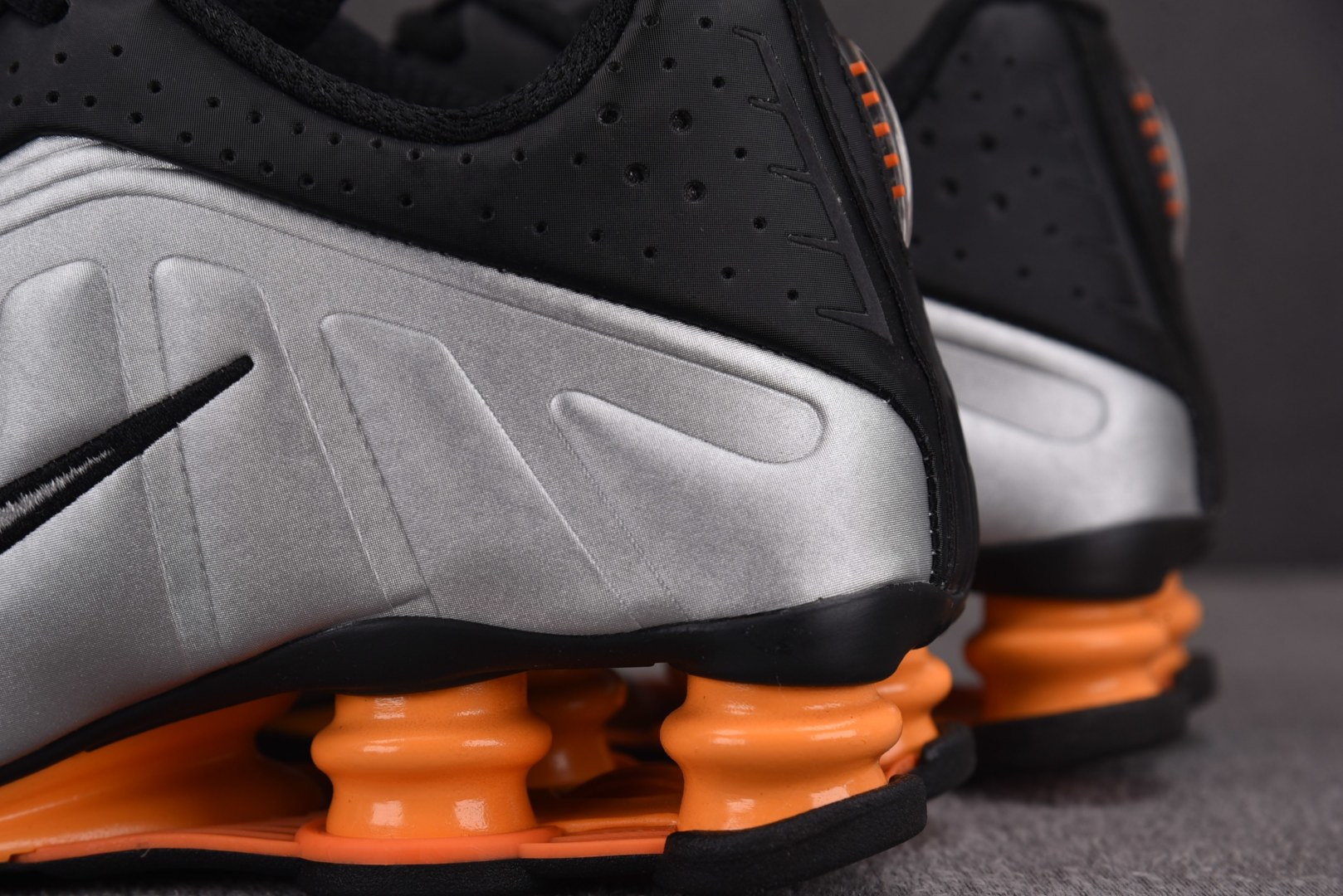 Shox 尺码36-45

纯原版出品-NK Shox R4 Bright Mandarin 银黑 HQ