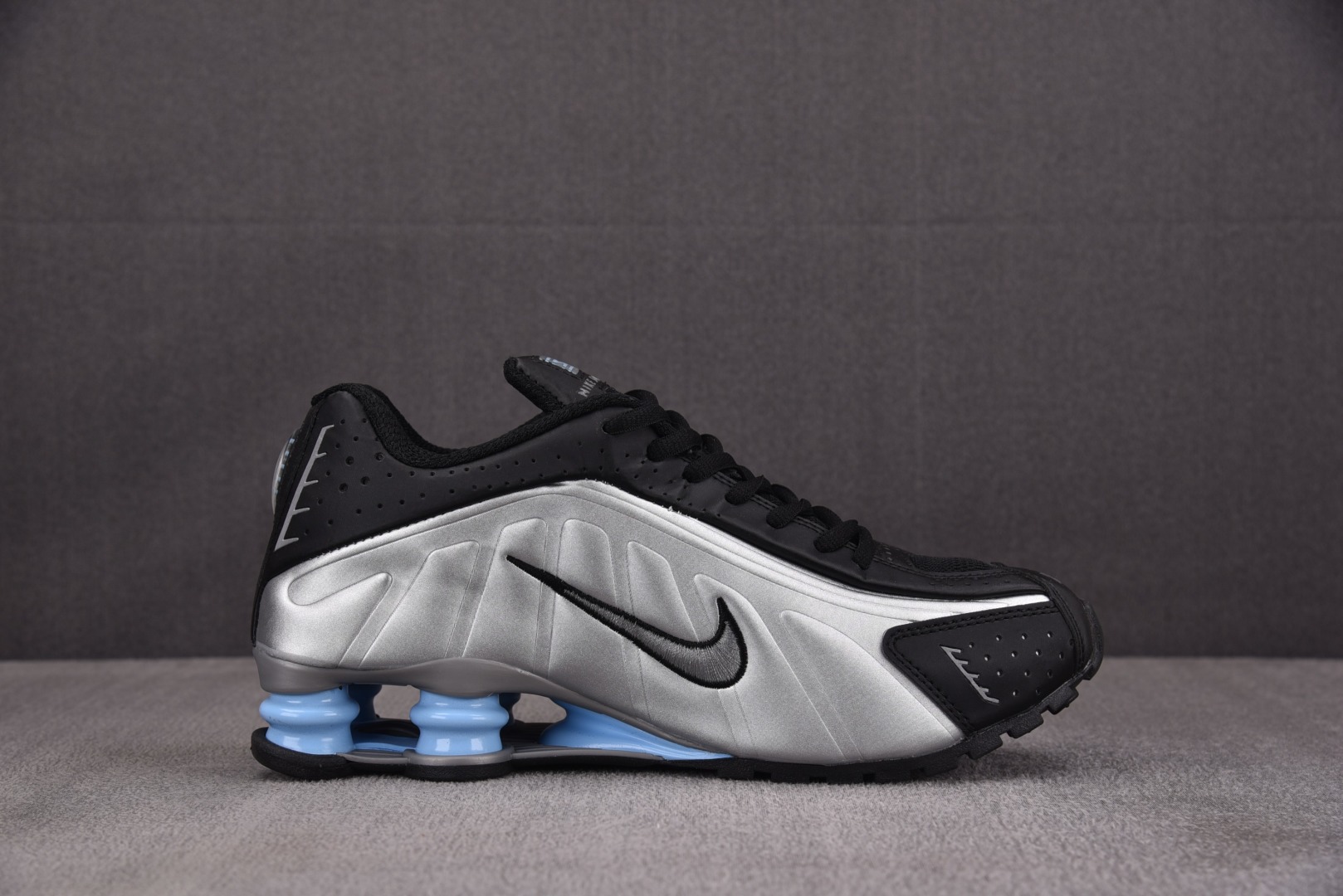 Shox 尺码36-45

纯原版出品-NK Shox R4 Metallic Silver Black