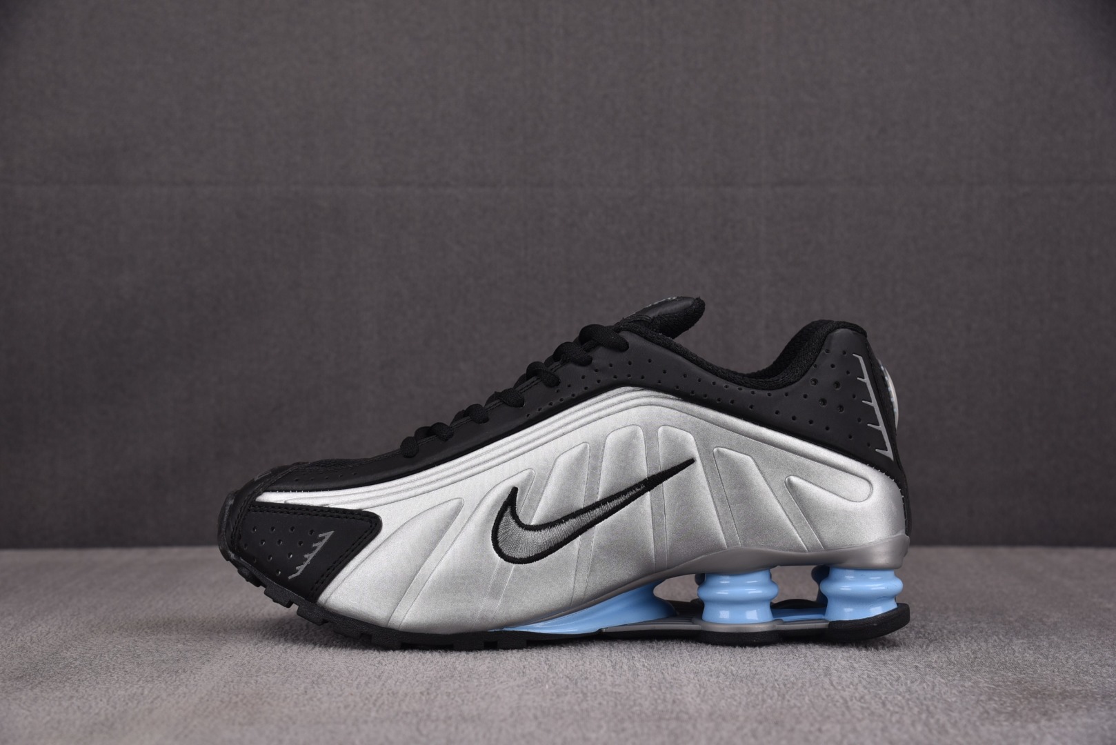 Shox 尺码36-45

纯原版出品-NK Shox R4 Metallic Silver Black