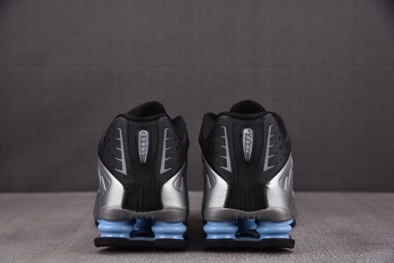 Shox 尺码36-45

纯原版出品-NK Shox R4 Metallic Silver Black