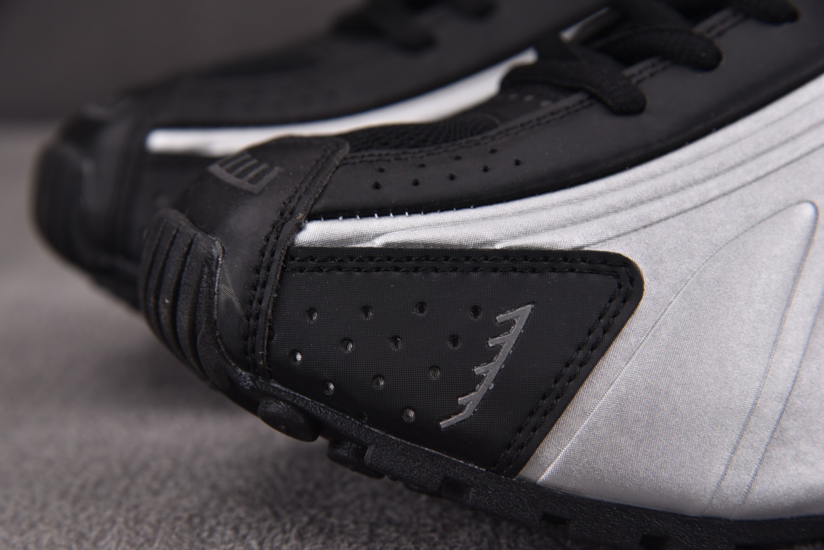 Shox 尺码36-45

纯原版出品-NK Shox R4 Metallic Silver Black