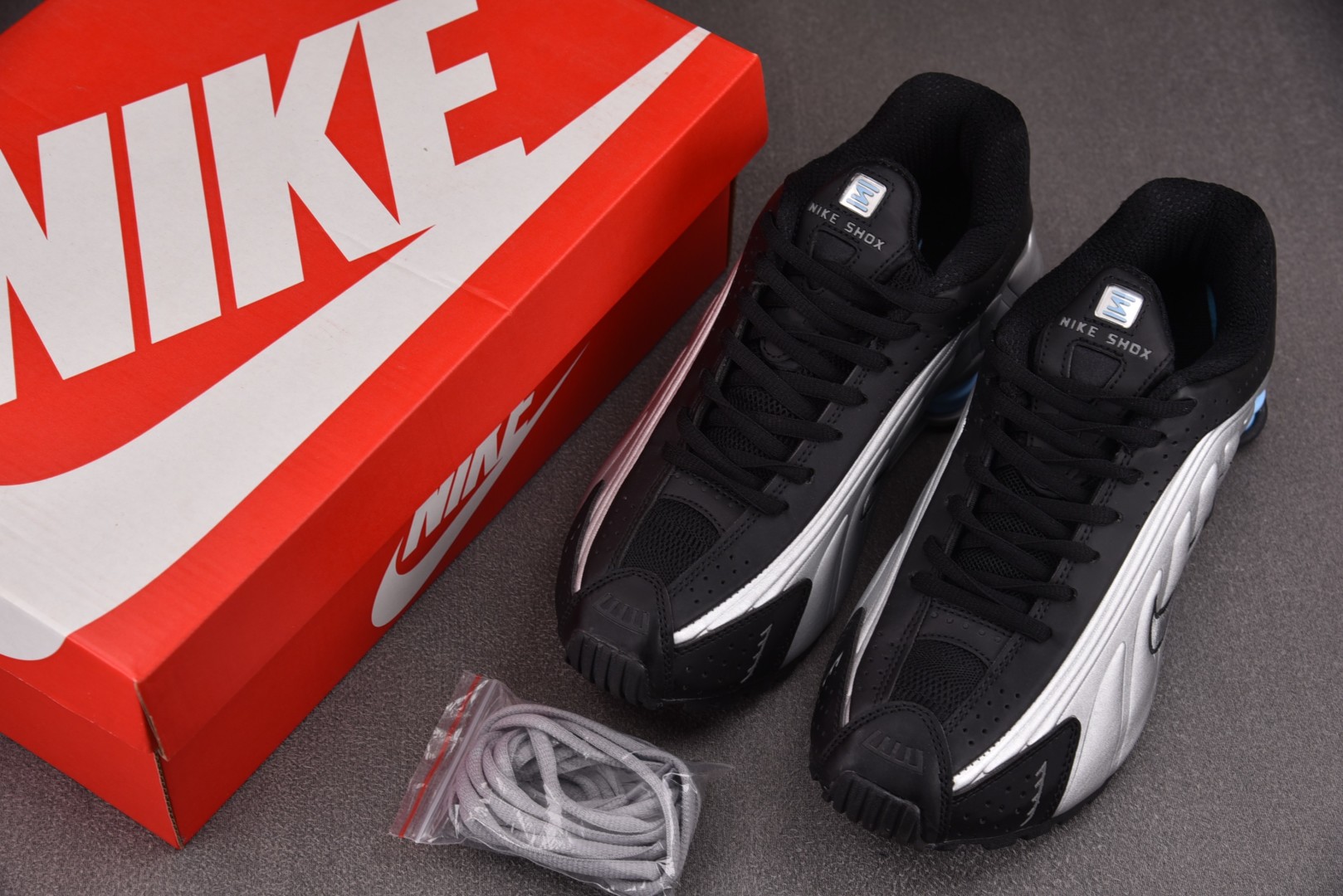 Shox 尺码36-45

纯原版出品-NK Shox R4 Metallic Silver Black