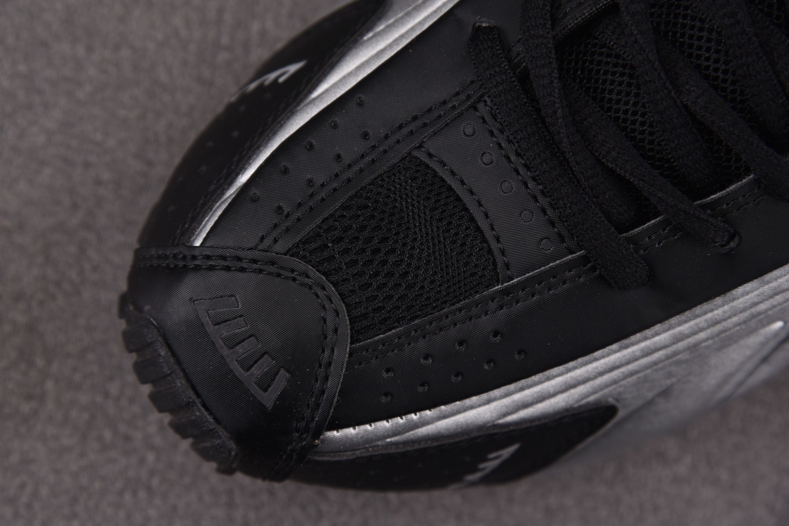 Shox 尺码36-45

纯原版出品-NK Shox R4 Metallic Silver Black