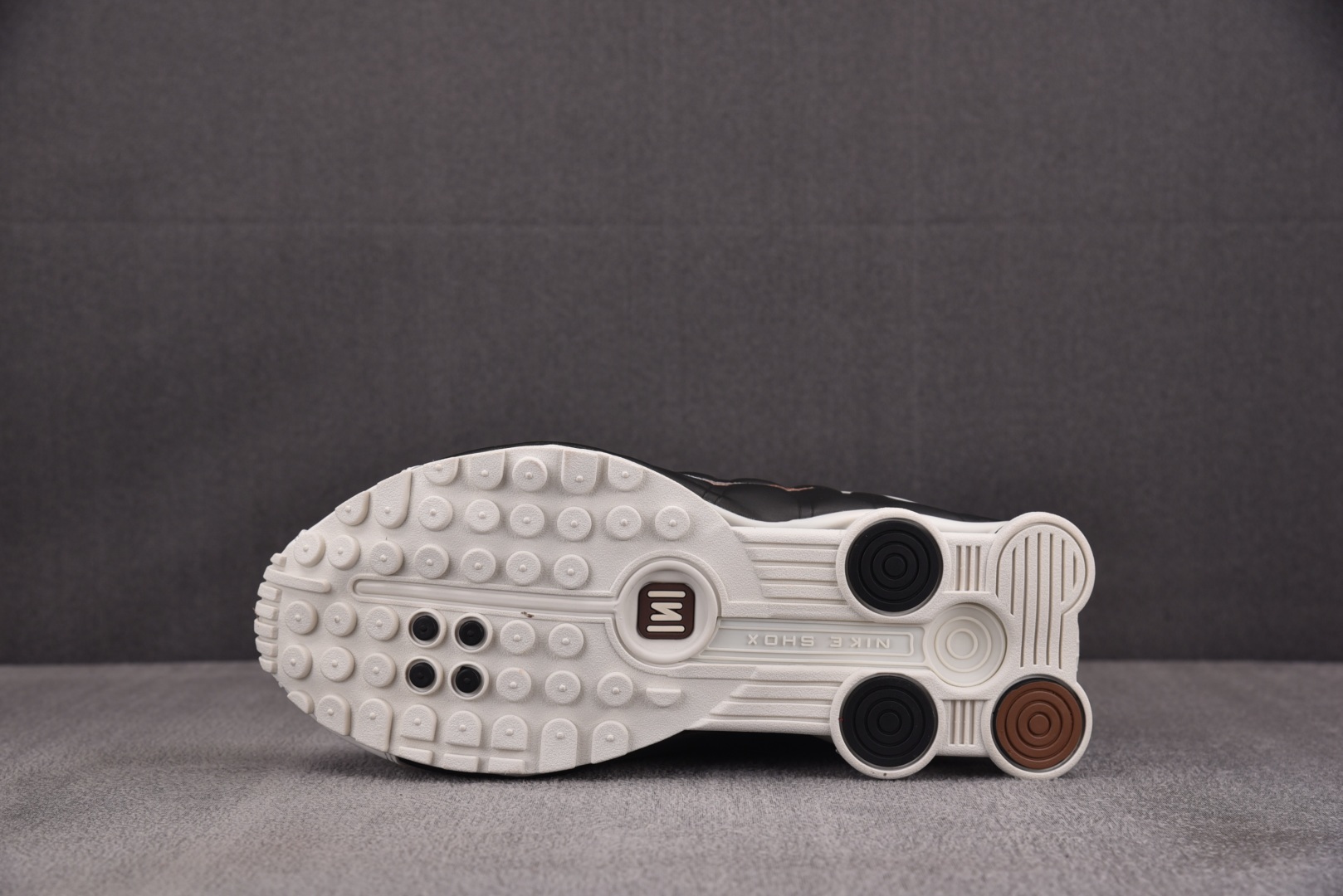 Shox 尺码36-45

纯原版出品-NK Shox R4 Sail Fauna Brown 白黑棕 
