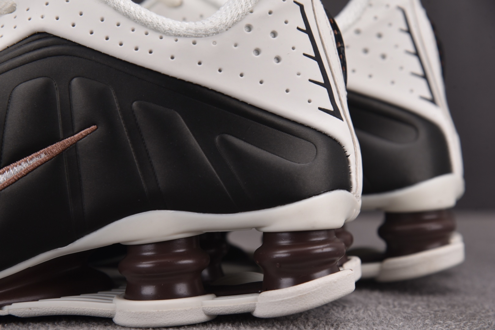 Shox 尺码36-45

纯原版出品-NK Shox R4 Sail Fauna Brown 白黑棕 
