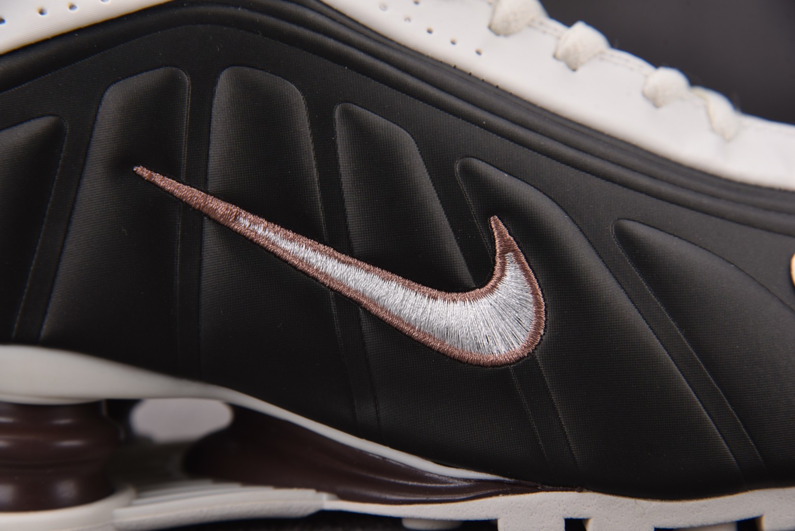 Shox 尺码36-45

纯原版出品-NK Shox R4 Sail Fauna Brown 白黑棕 