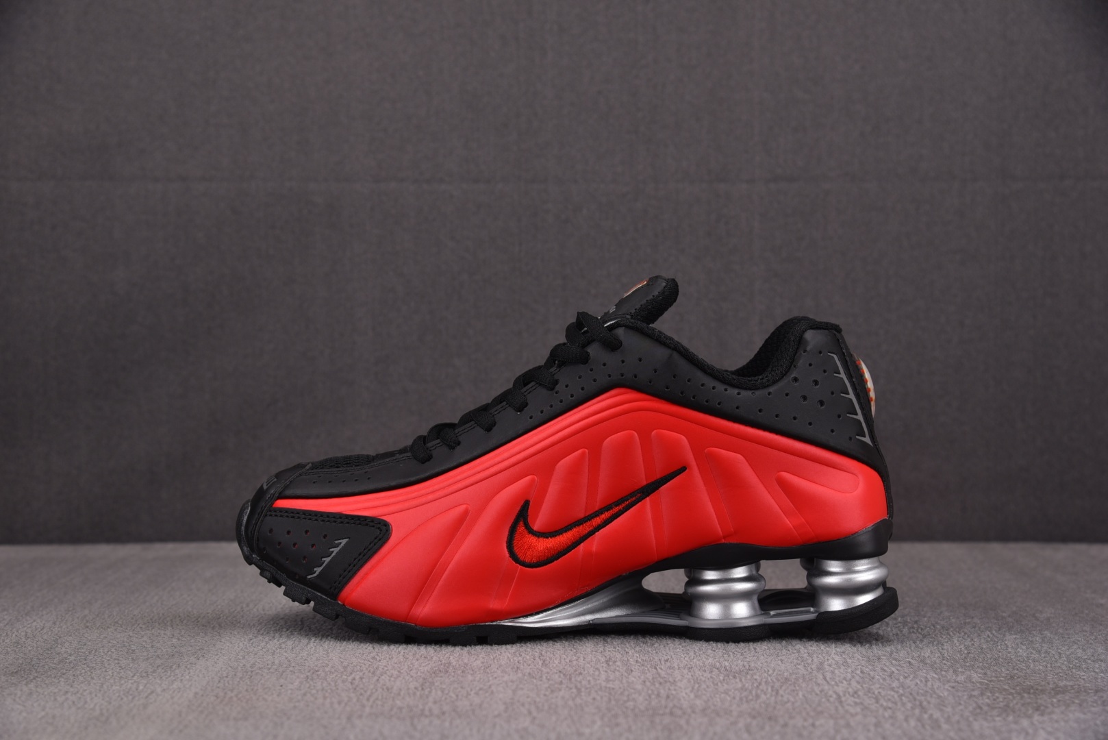 Shox 尺码36-45

纯原版出品-NK Shox R4 University Red Black 