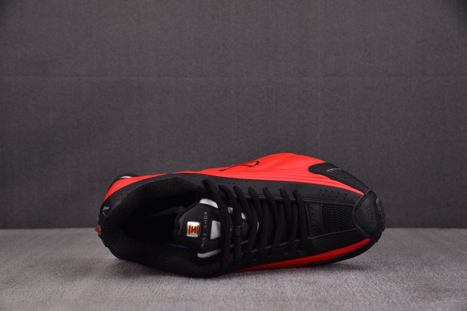 Shox 尺码36-45

纯原版出品-NK Shox R4 University Red Black 