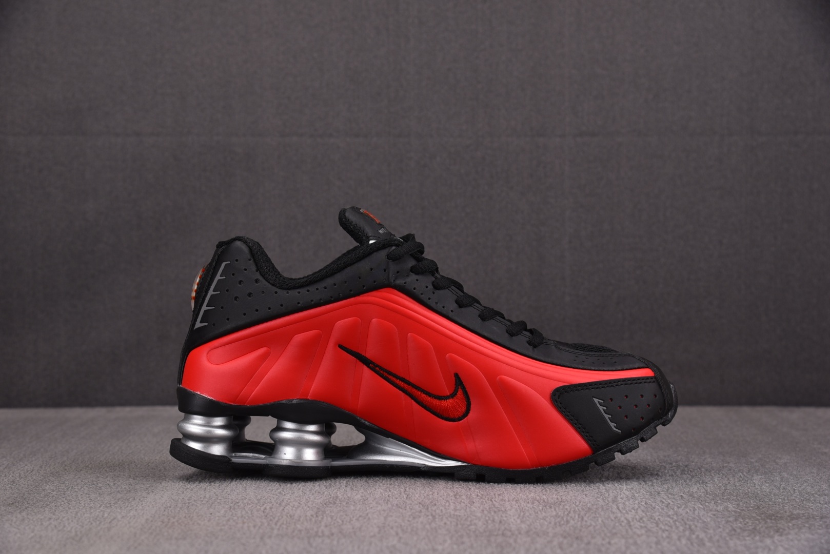 Shox 尺码36-45

纯原版出品-NK Shox R4 University Red Black 
