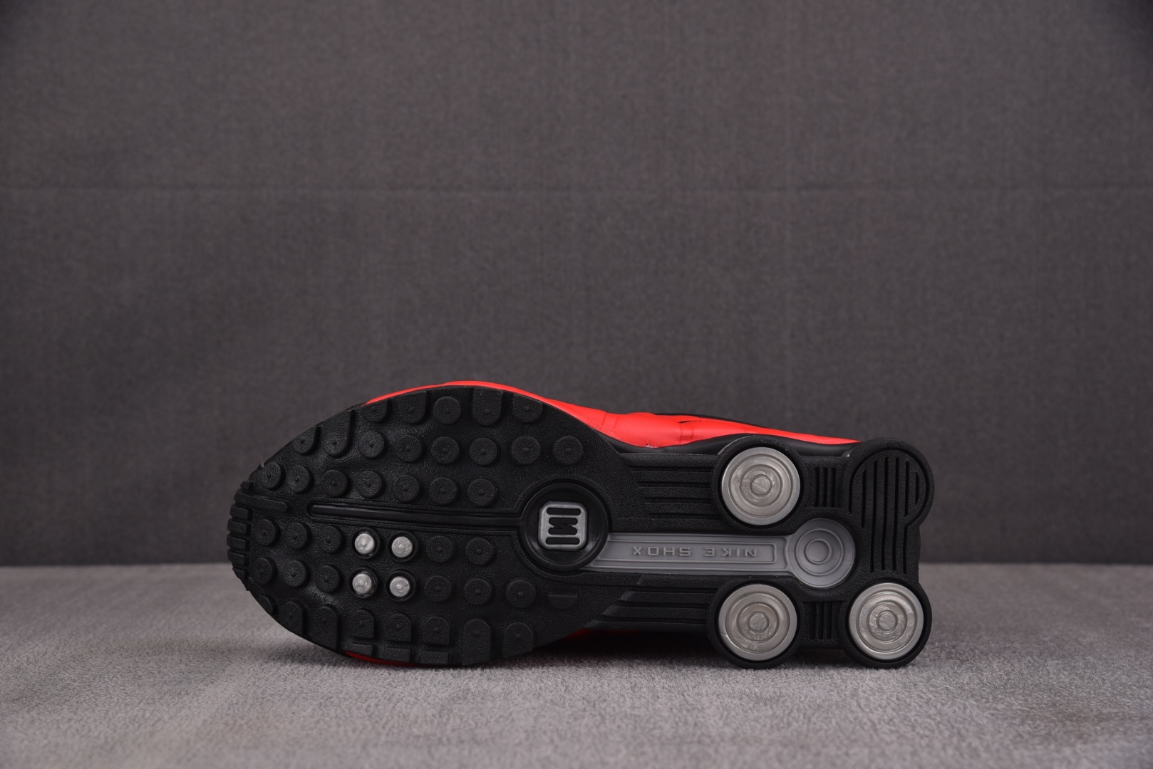 Shox 尺码36-45

纯原版出品-NK Shox R4 University Red Black 