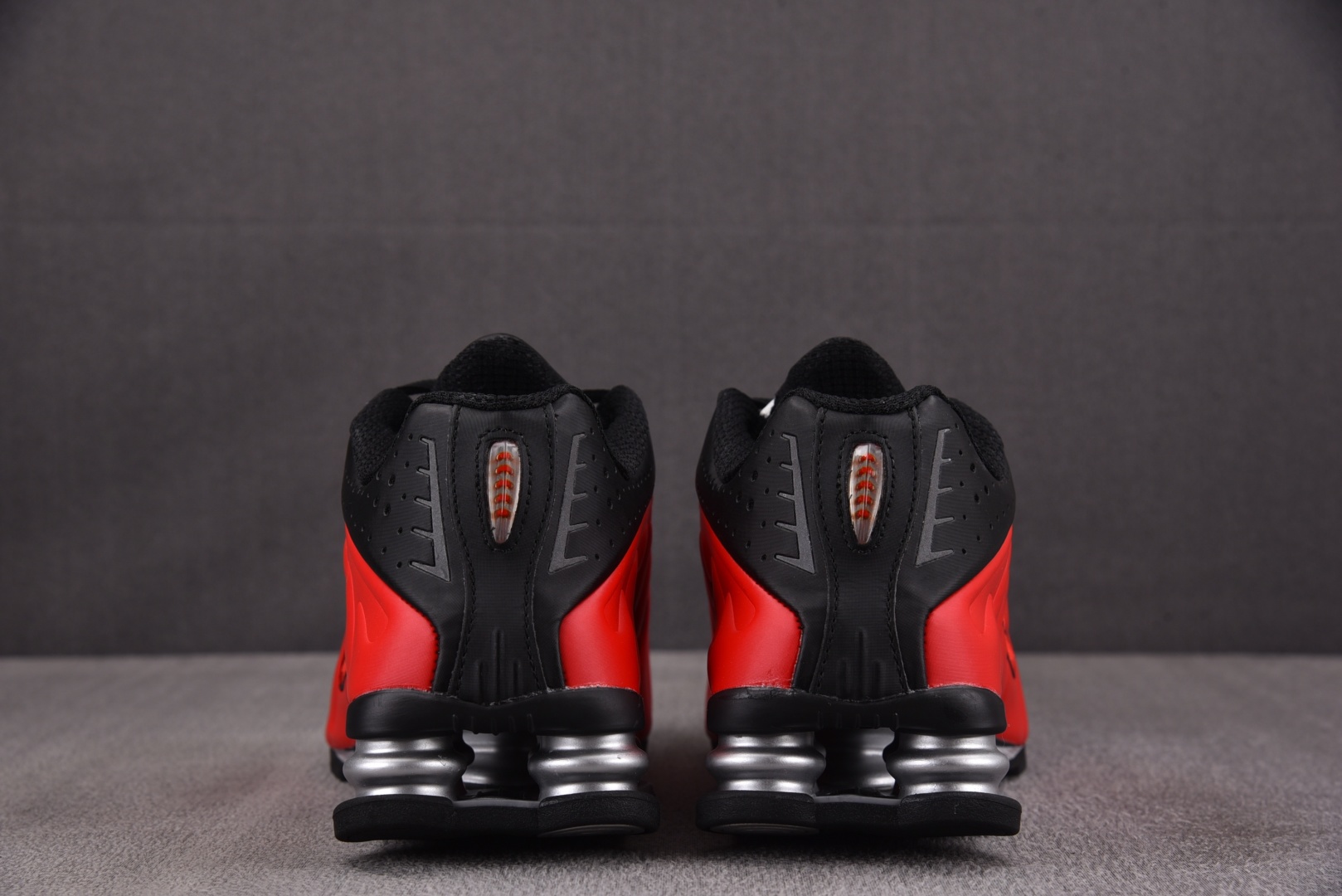 Shox 尺码36-45

纯原版出品-NK Shox R4 University Red Black 