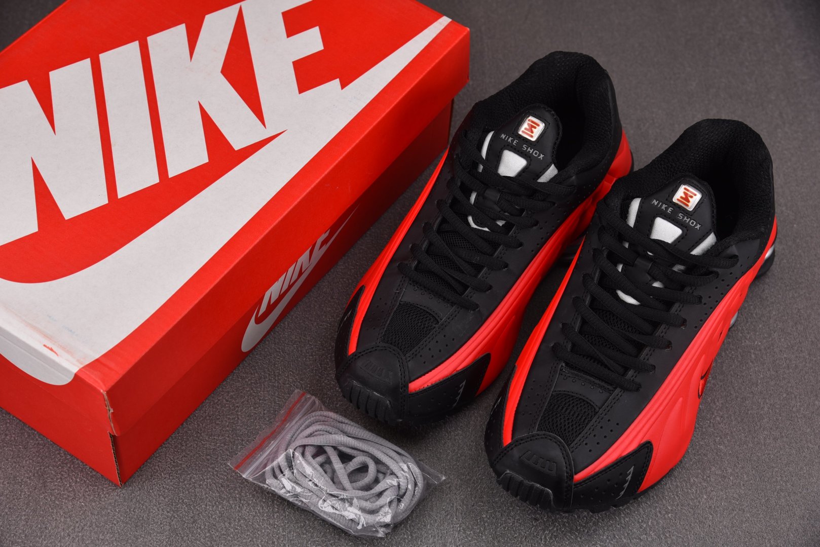 Shox 尺码36-45

纯原版出品-NK Shox R4 University Red Black 