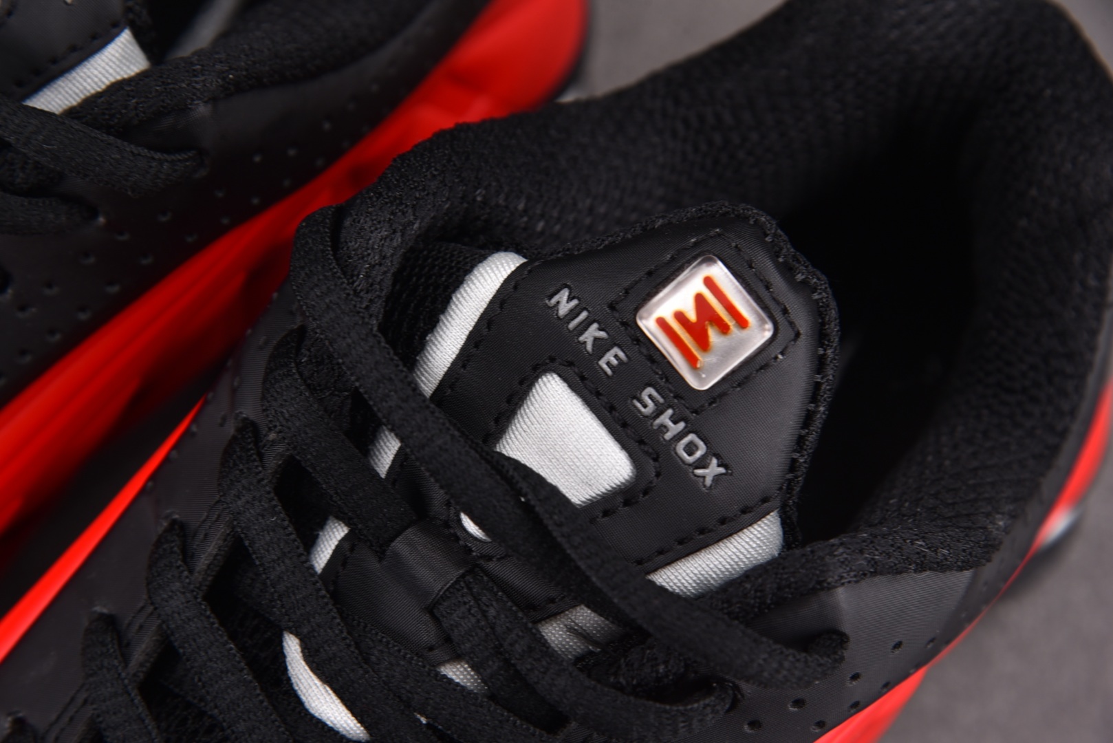 Shox 尺码36-45

纯原版出品-NK Shox R4 University Red Black 