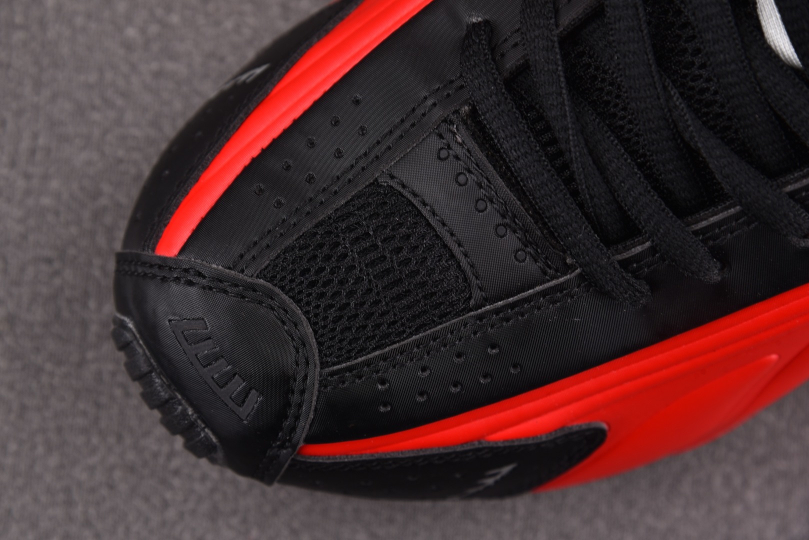 Shox 尺码36-45

纯原版出品-NK Shox R4 University Red Black 
