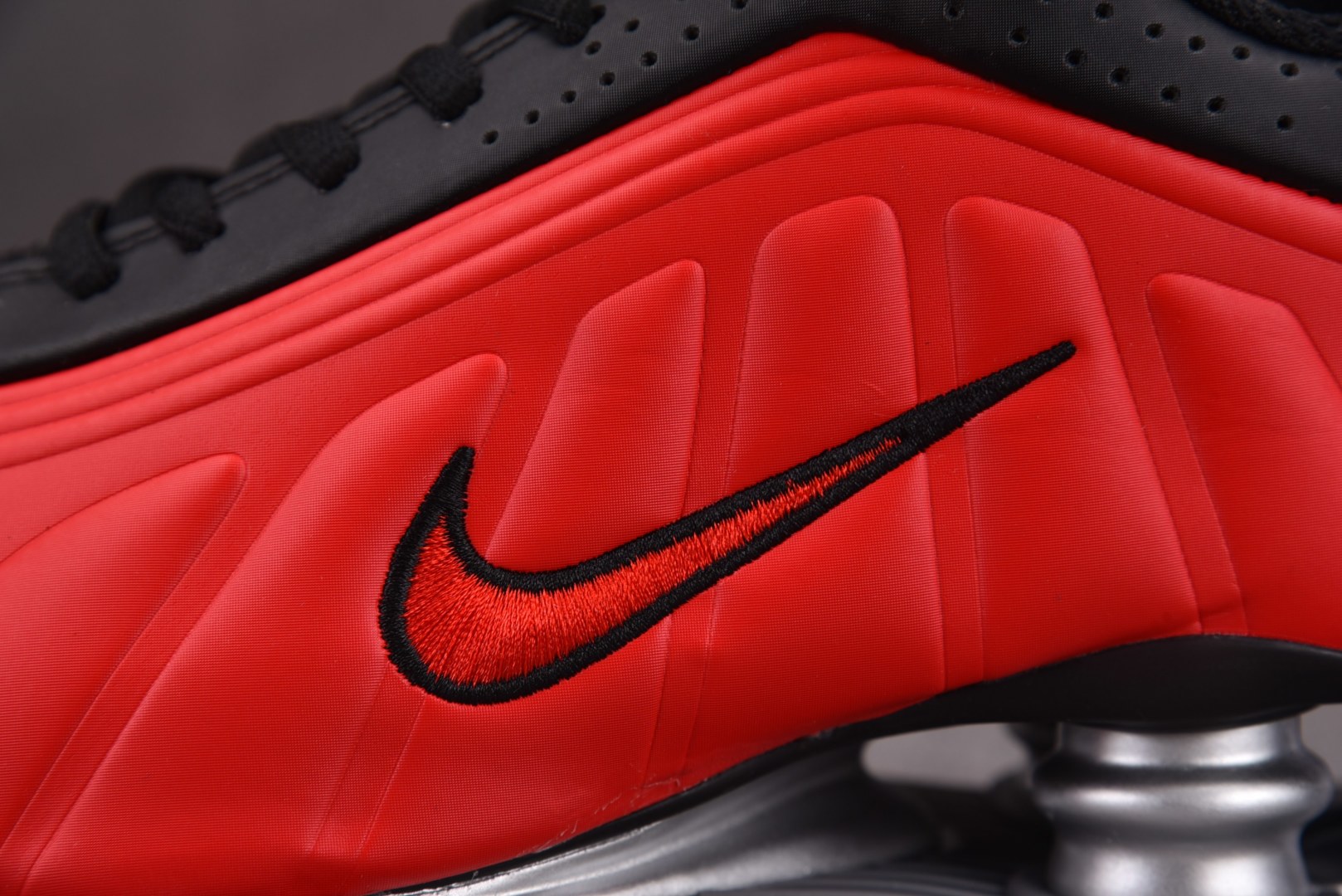 Shox 尺码36-45

纯原版出品-NK Shox R4 University Red Black 