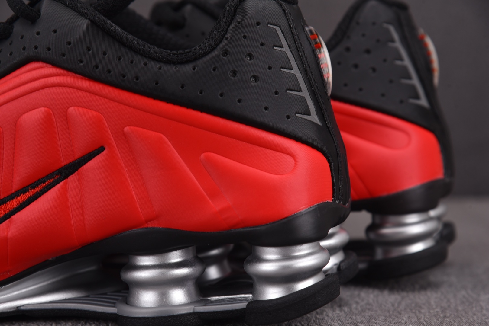 Shox 尺码36-45

纯原版出品-NK Shox R4 University Red Black 