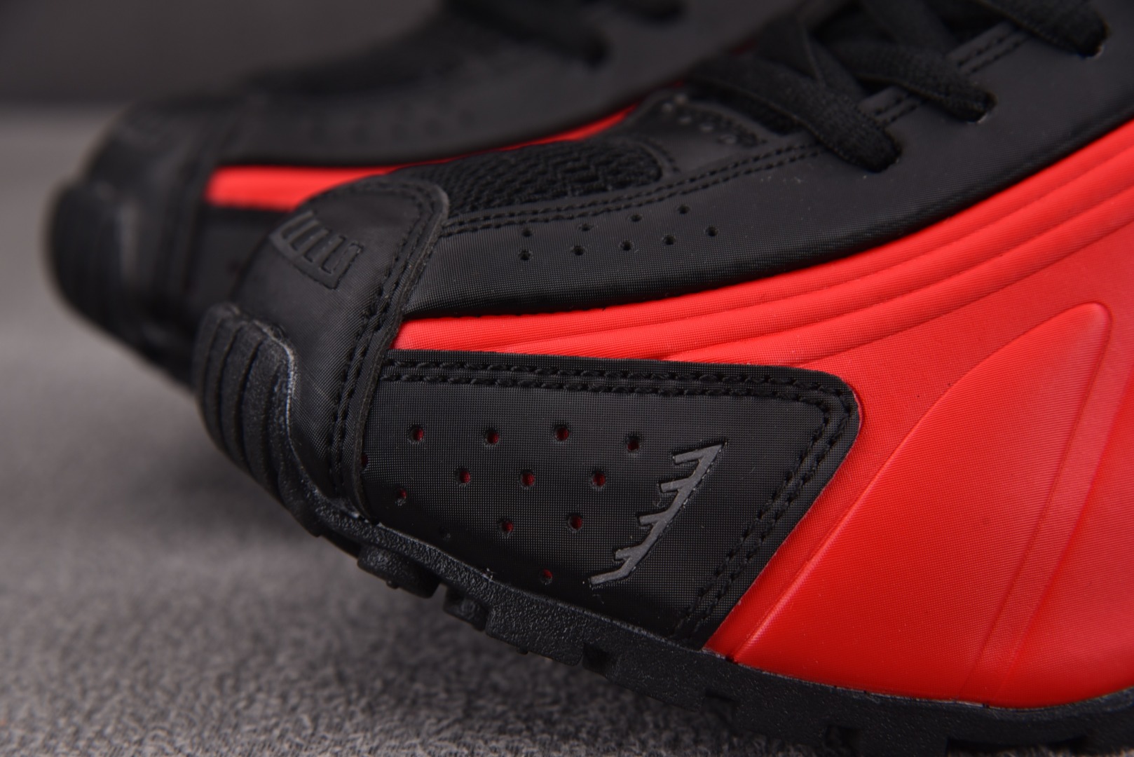 Shox 尺码36-45

纯原版出品-NK Shox R4 University Red Black 