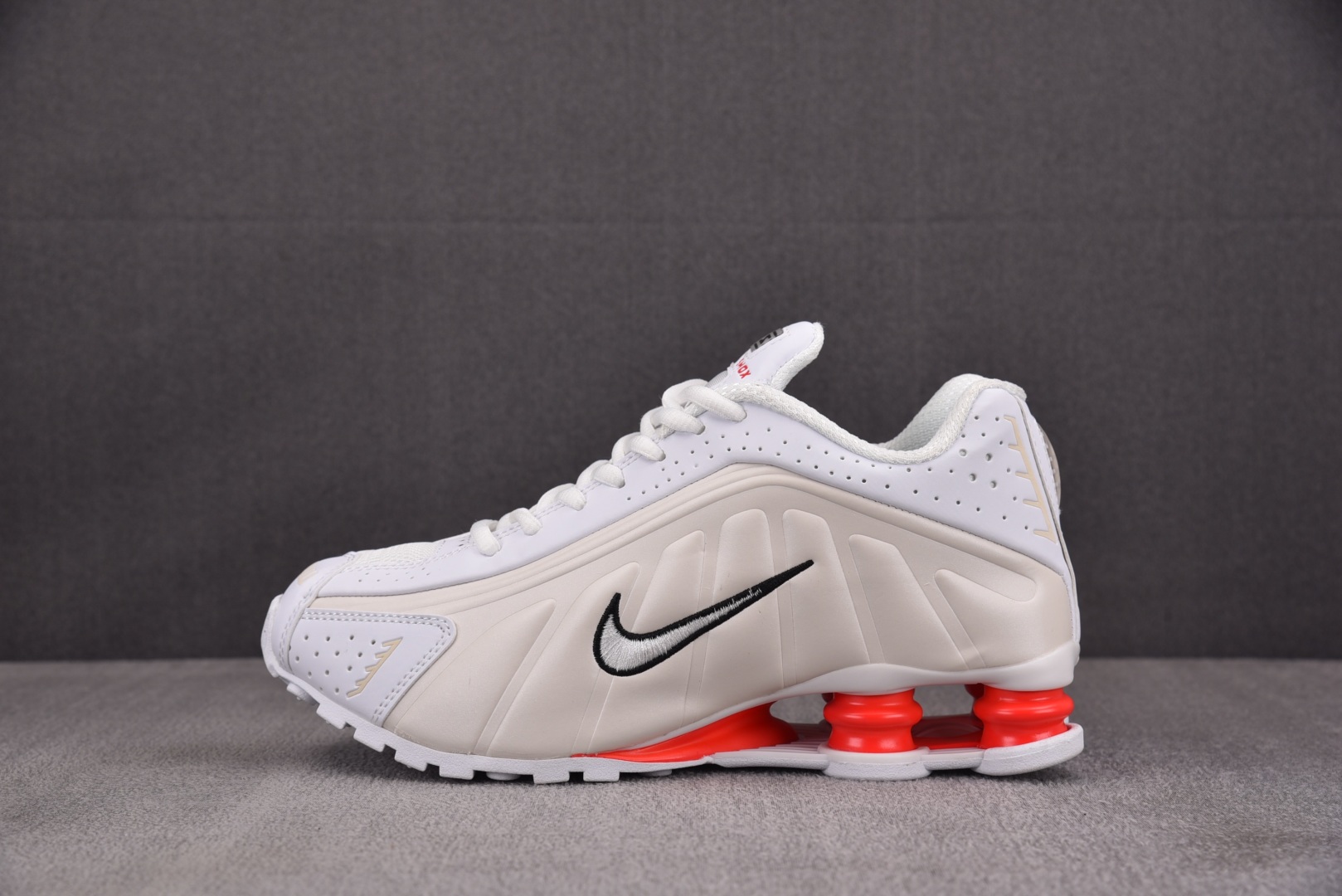 Shox 尺码36-45

纯原版出品-NK Shox R4 White Phantom Picante
