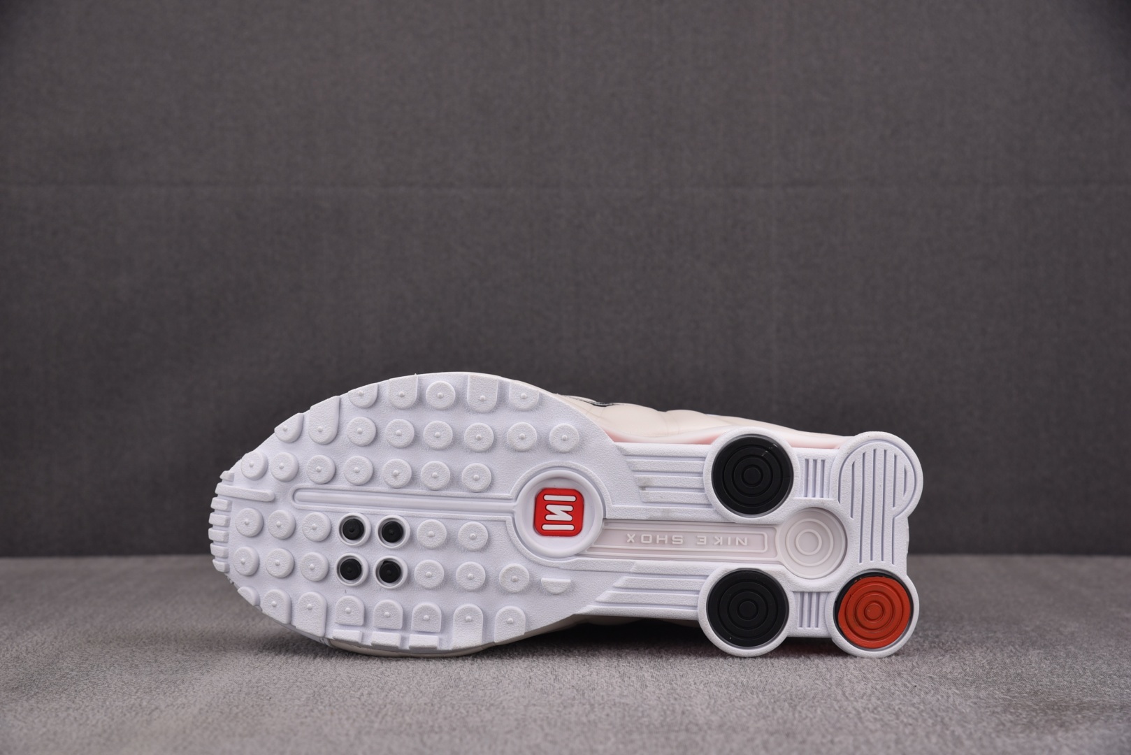 Shox 尺码36-45

纯原版出品-NK Shox R4 White Phantom Picante