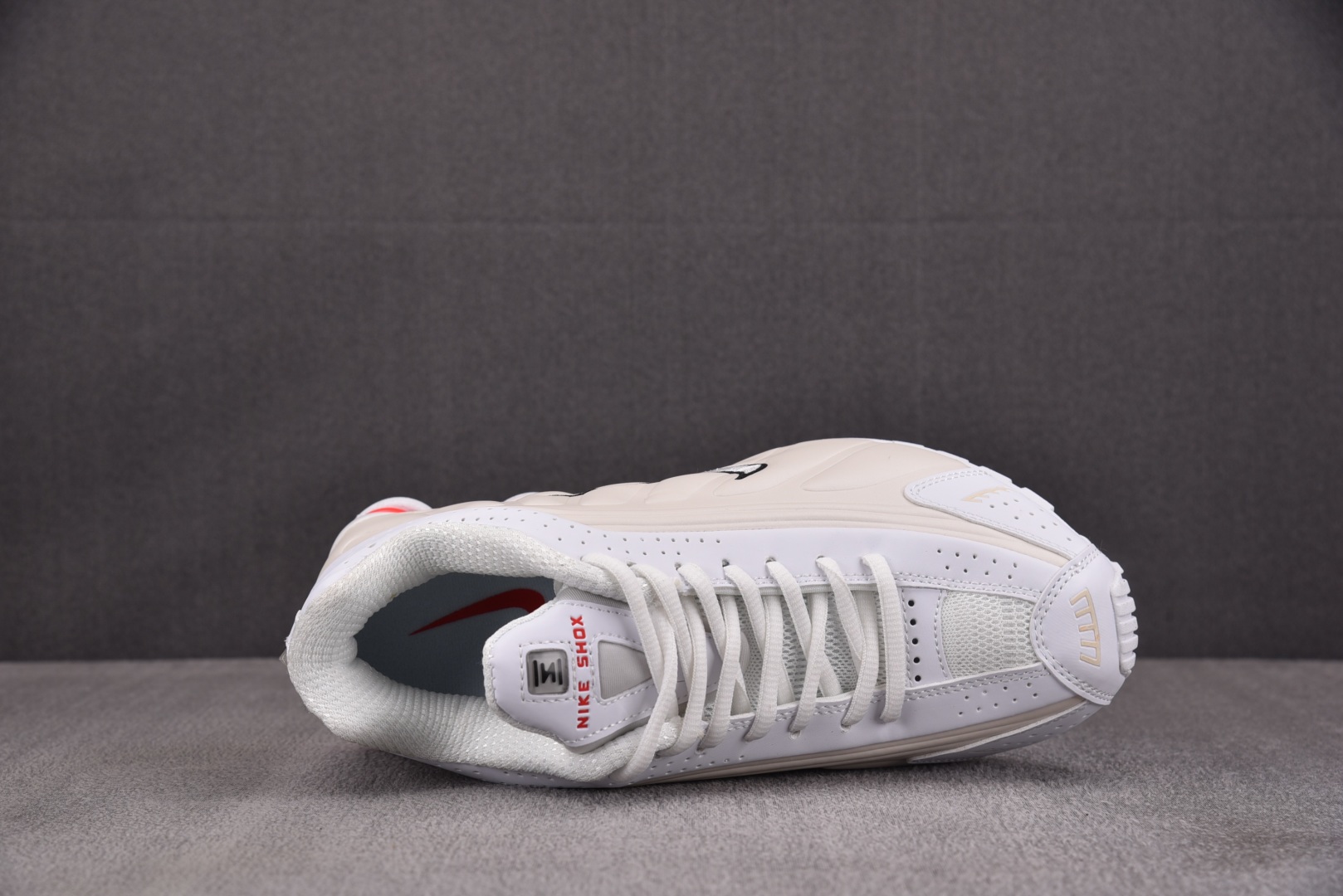 Shox 尺码36-45

纯原版出品-NK Shox R4 White Phantom Picante