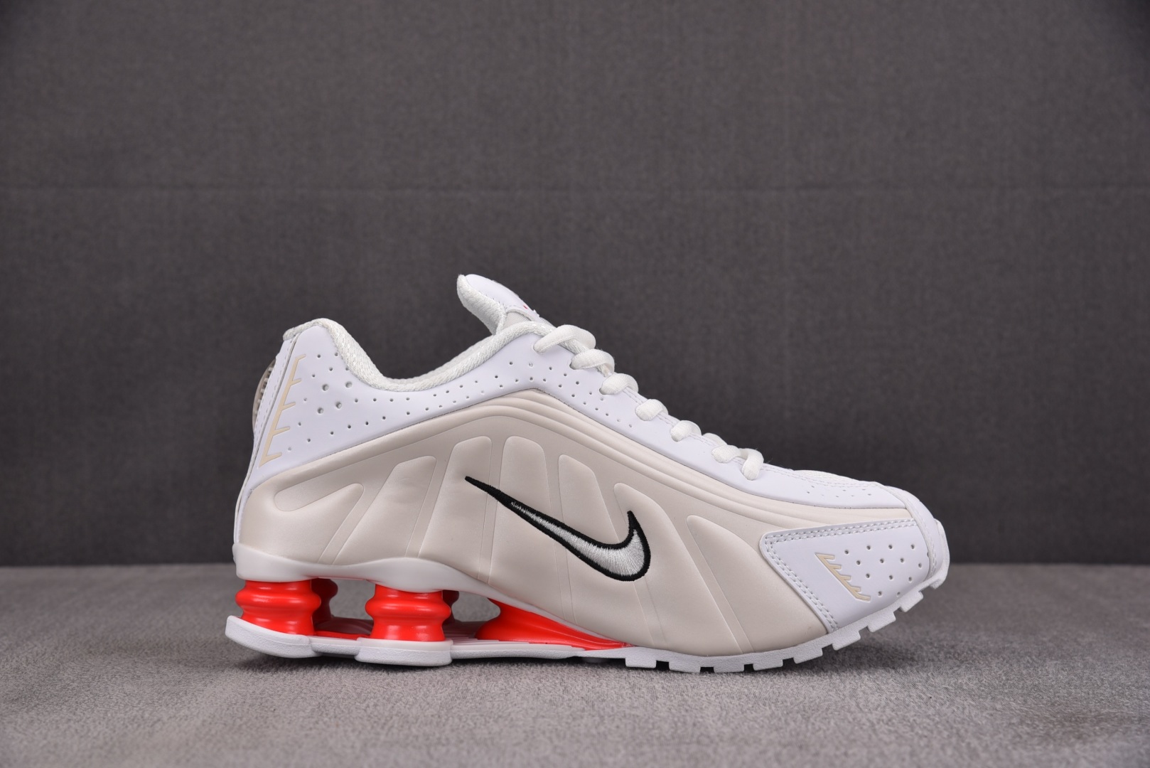 Shox 尺码36-45

纯原版出品-NK Shox R4 White Phantom Picante
