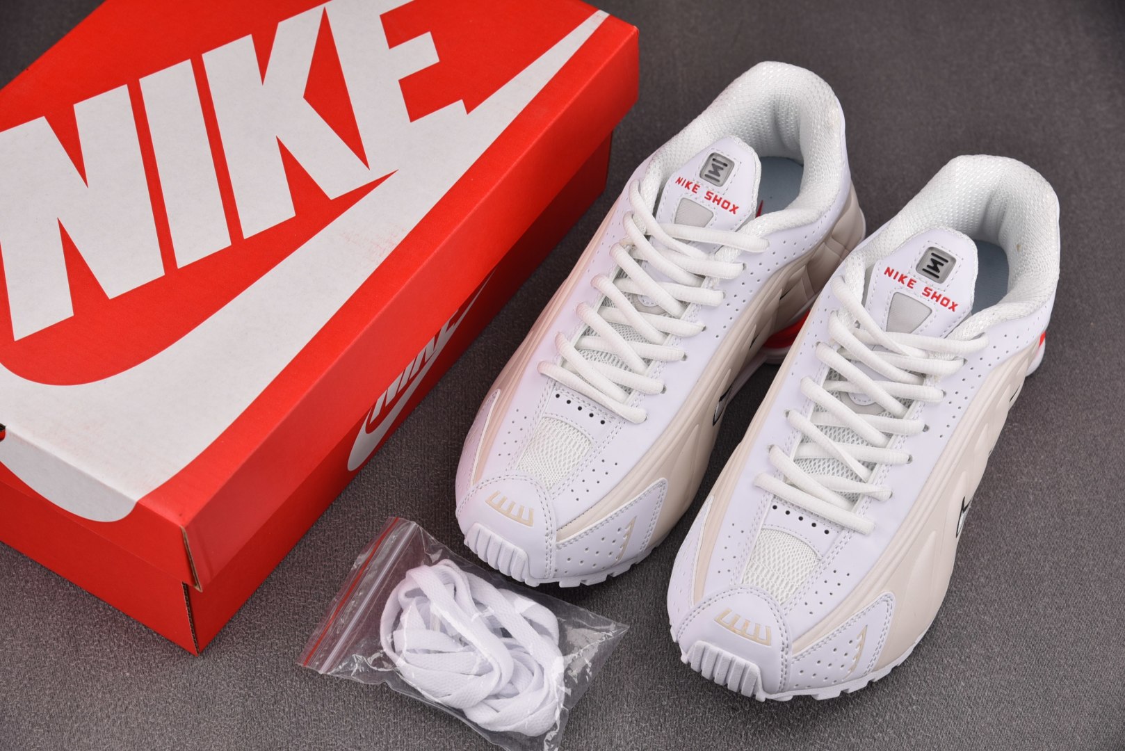 Shox 尺码36-45

纯原版出品-NK Shox R4 White Phantom Picante